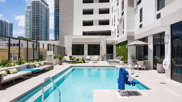 Pool - Hampton Inn & Suites Midtown Miami