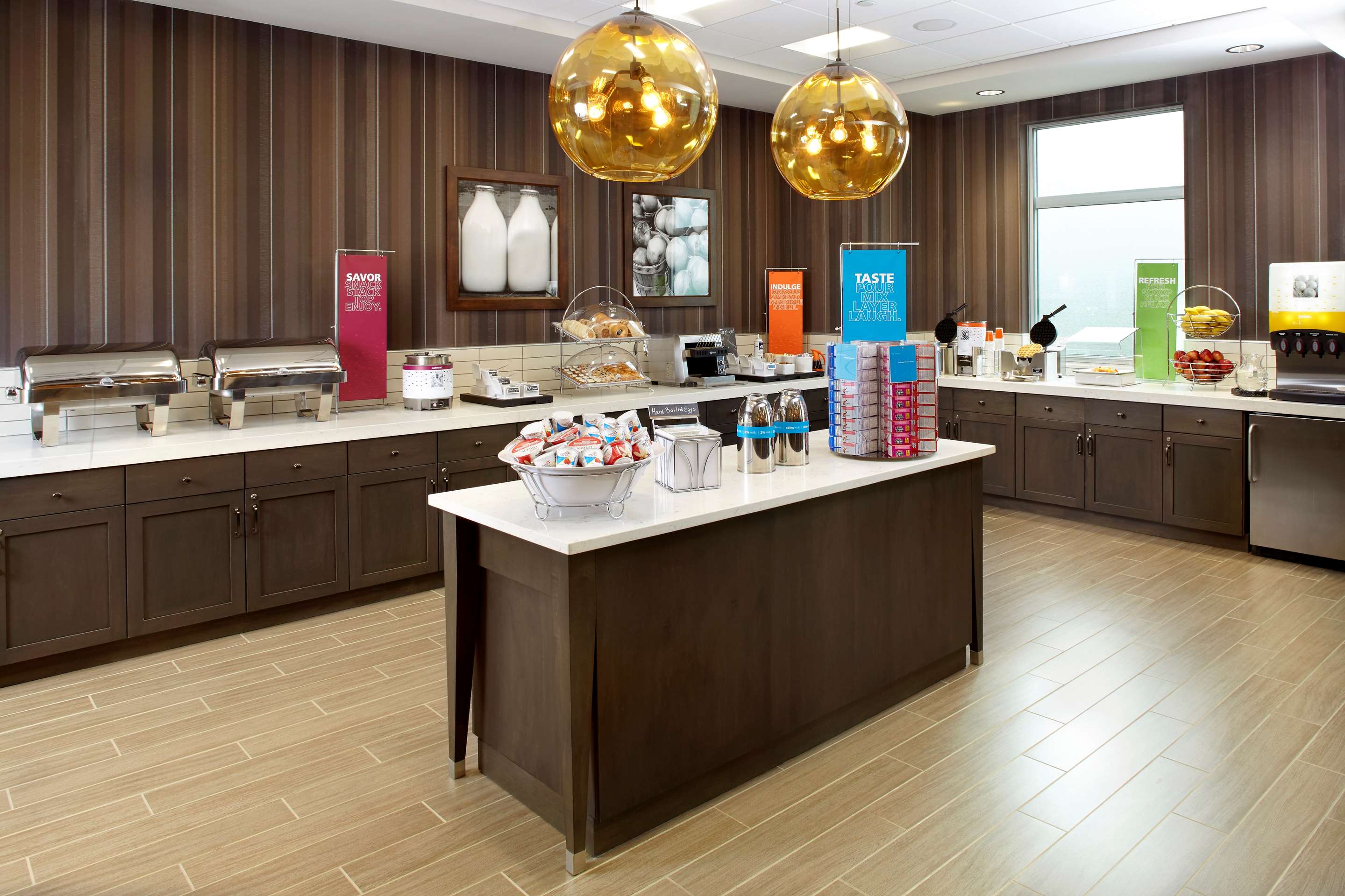 Breakfast Area | Hampton Inn & Suites Pittsburgh Airport South–Settlers Ridge