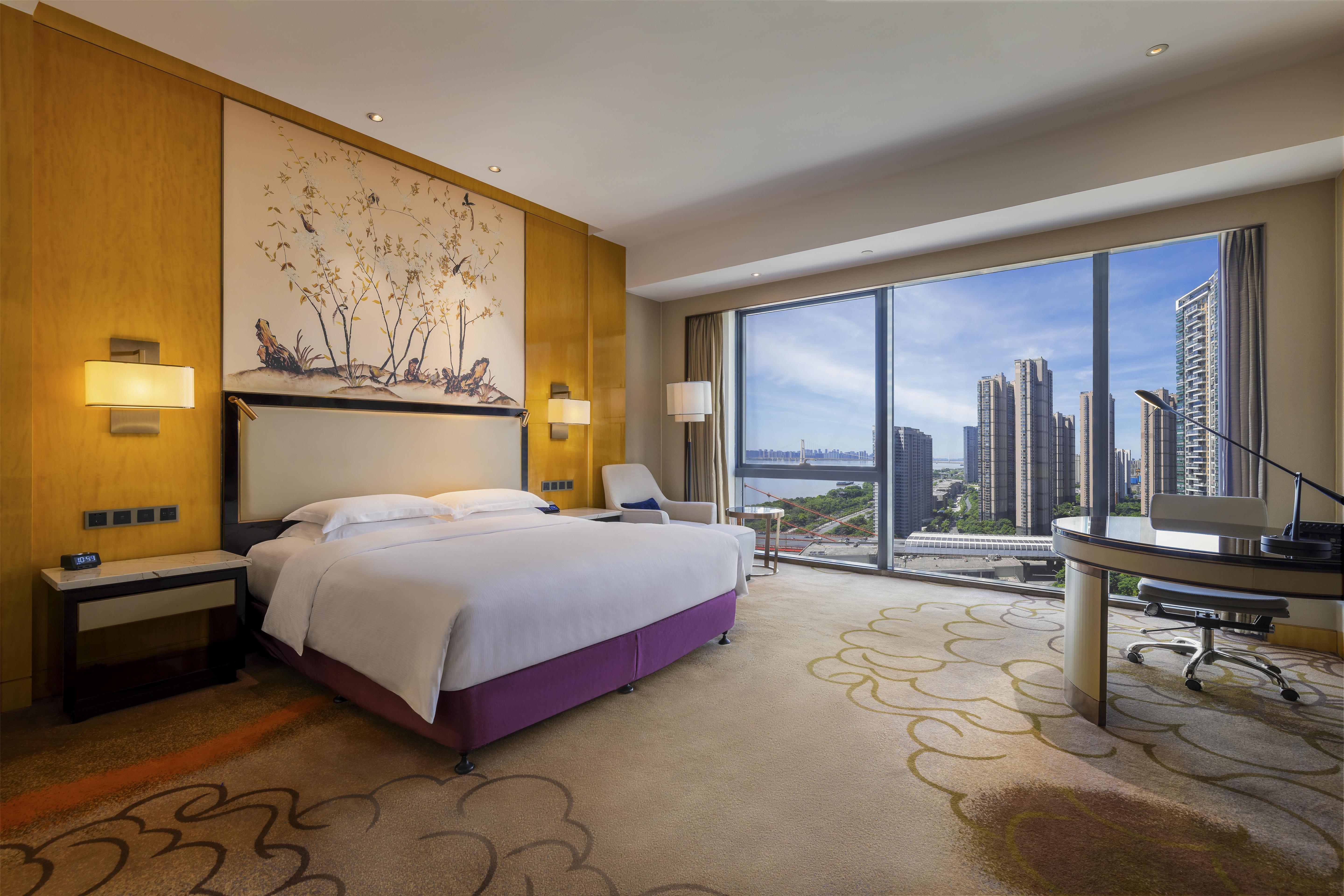 Hilton Wuhan Riverside Room Type - KING DELUXE SUPERIOR VIEW