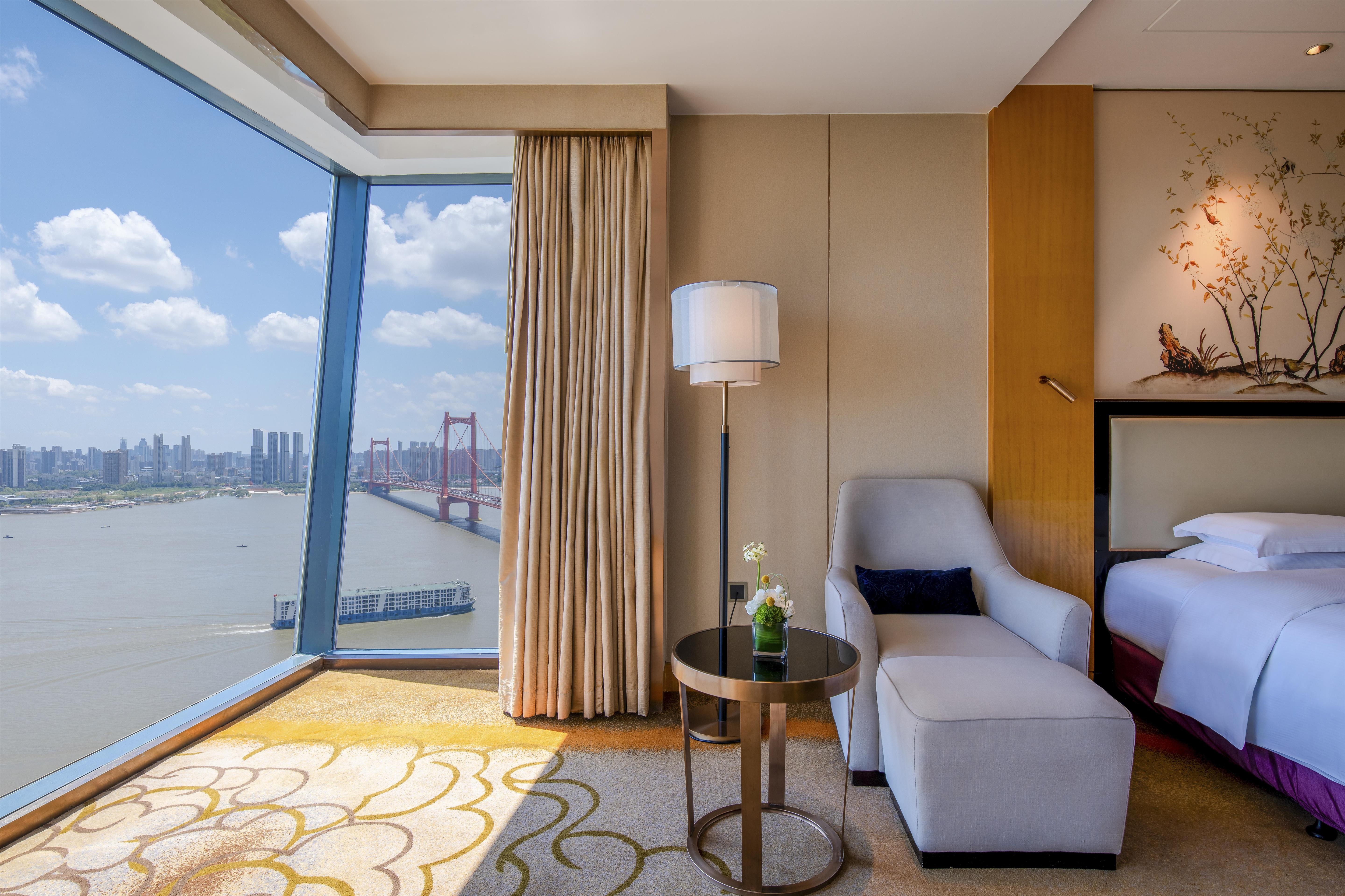 Hilton Wuhan Riverside Room Type - TWIN EXECUTIVE 270D RV RM