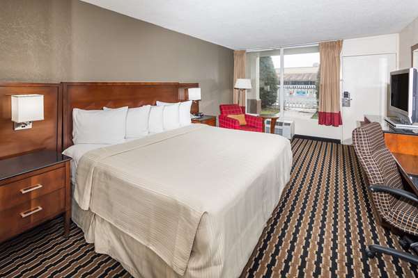  - Days Inn Airport North Charlotte - I-85, Exit 32