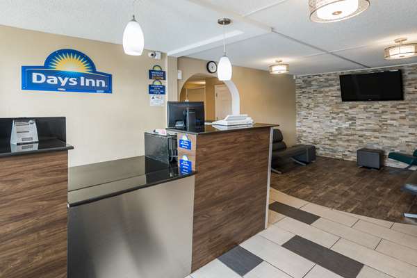  - Days Inn Airport North Charlotte - I-85, Exit 32