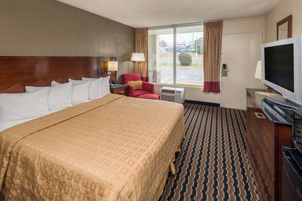  - Days Inn Airport North Charlotte - I-85, Exit 32