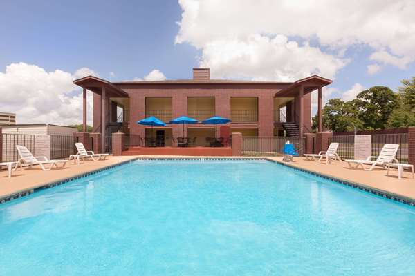 Pool - Days Inn University College Station