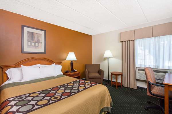  - Super 8 Hotel Beloit - I-39 & I-90, Exit 185