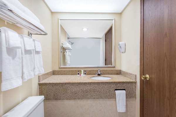  - Super 8 Hotel Beloit - I-39 & I-90, Exit 185