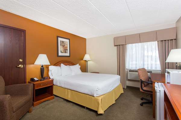  - Super 8 Hotel Beloit - I-39 & I-90, Exit 185
