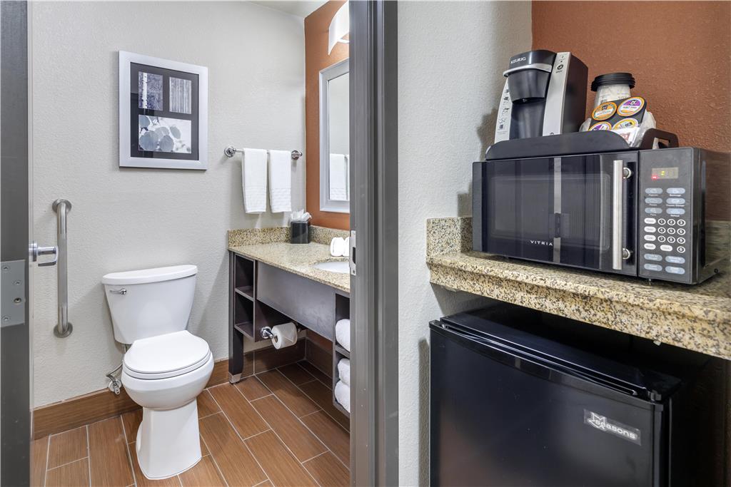 Best Western Plus Lee's Summit Hotel & Suites-guestroom-Guest Room,Bathroom,On-Site.jpg