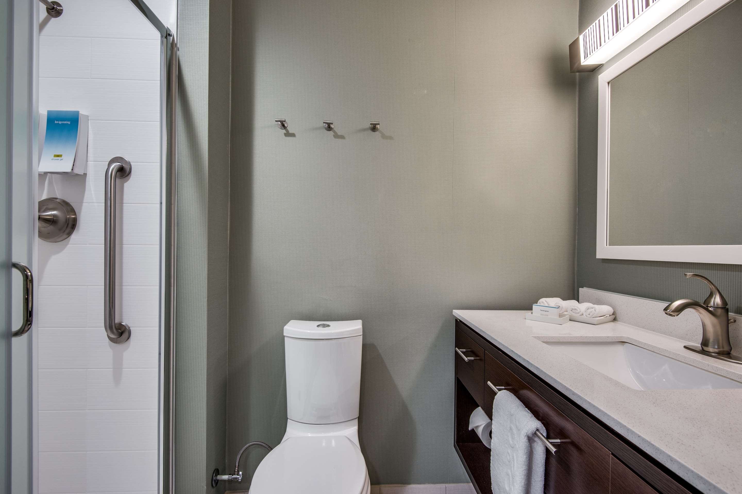 Guest room bath