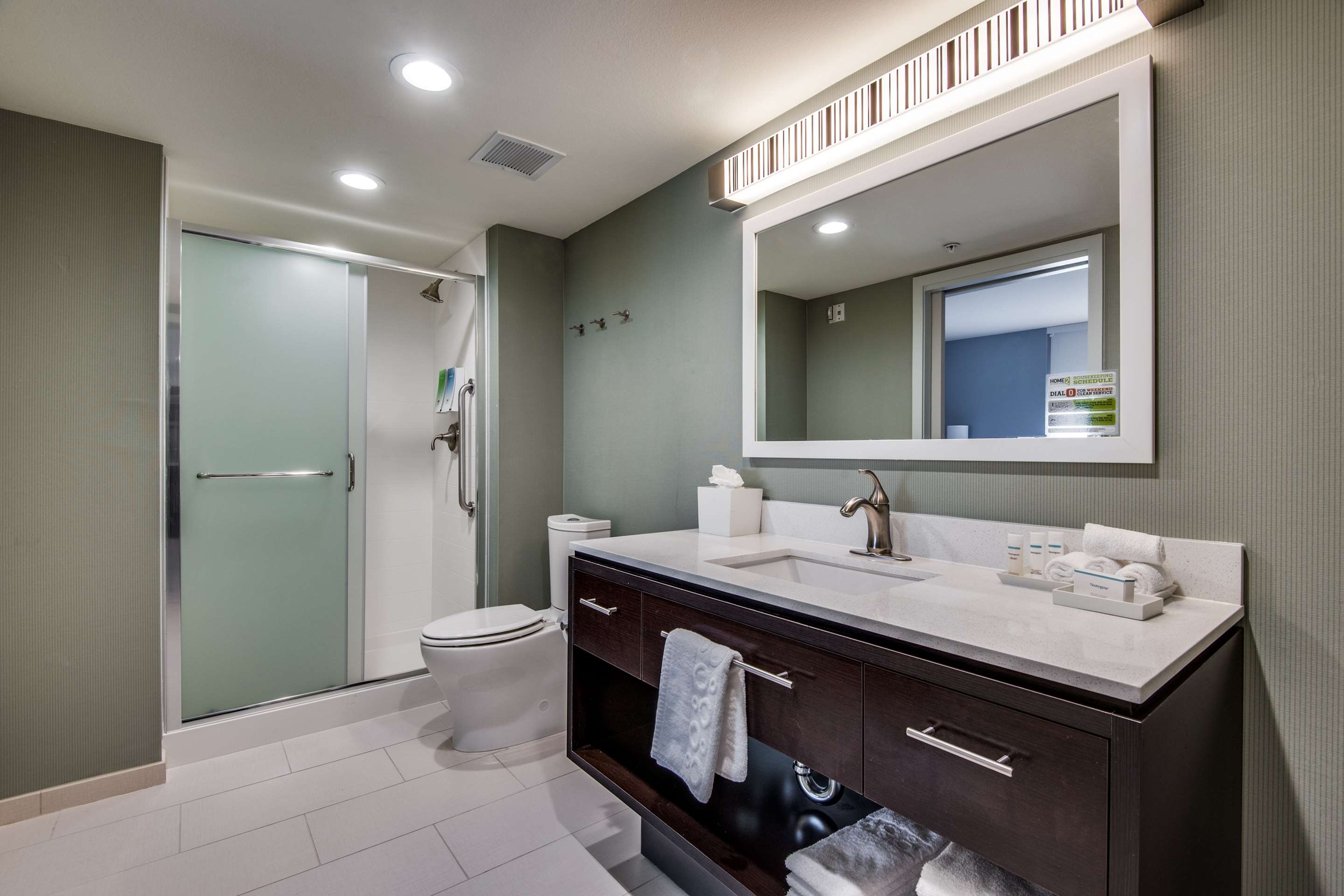 Guest room bath