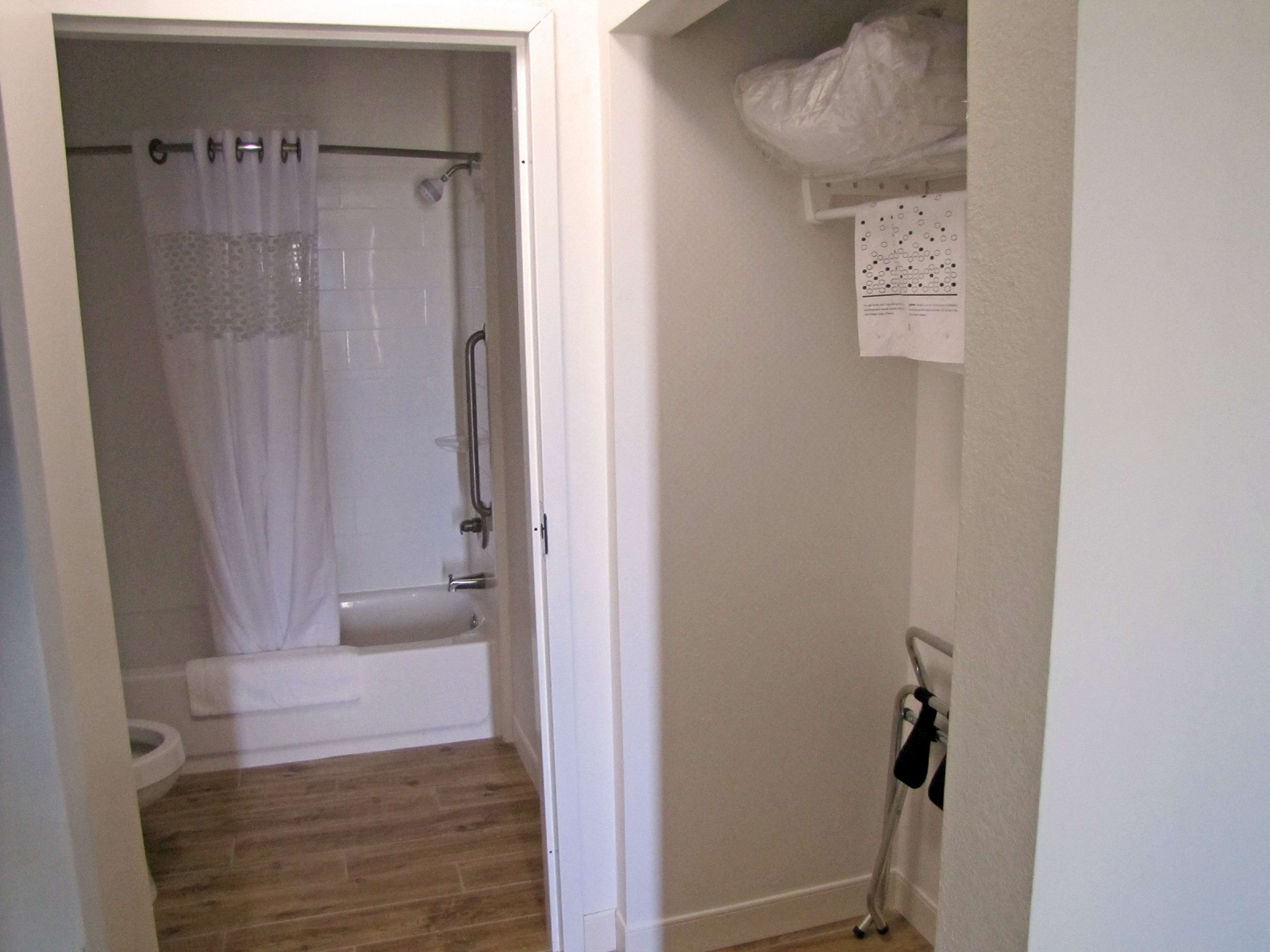 Hampton Inn by Hilton McPherson Room Type - 1KNG MOB HEAR ACC W TUB NS