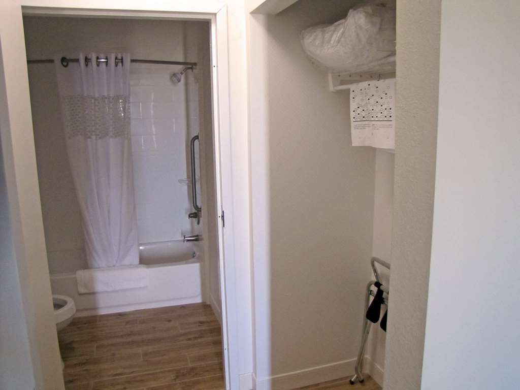 Hampton Inn by Hilton McPherson Room Type - 1KNG MOB HEAR ACC W TUB NS