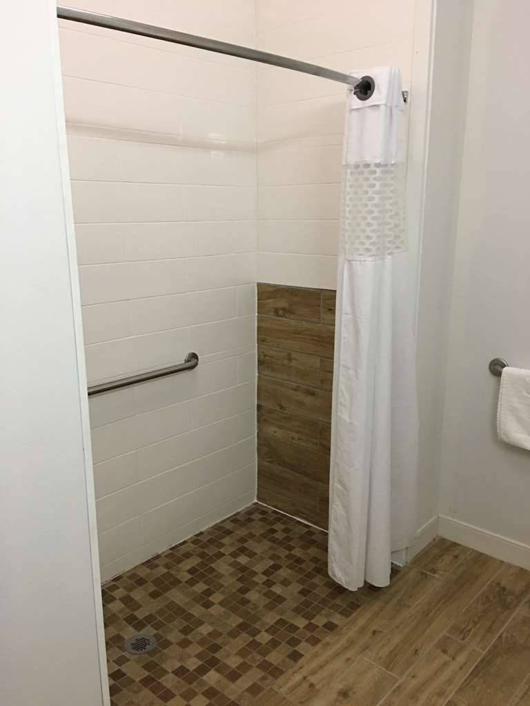 Hampton Inn by Hilton McPherson Room Type - 1KG MOB HEAR ACC RI-SHW NS