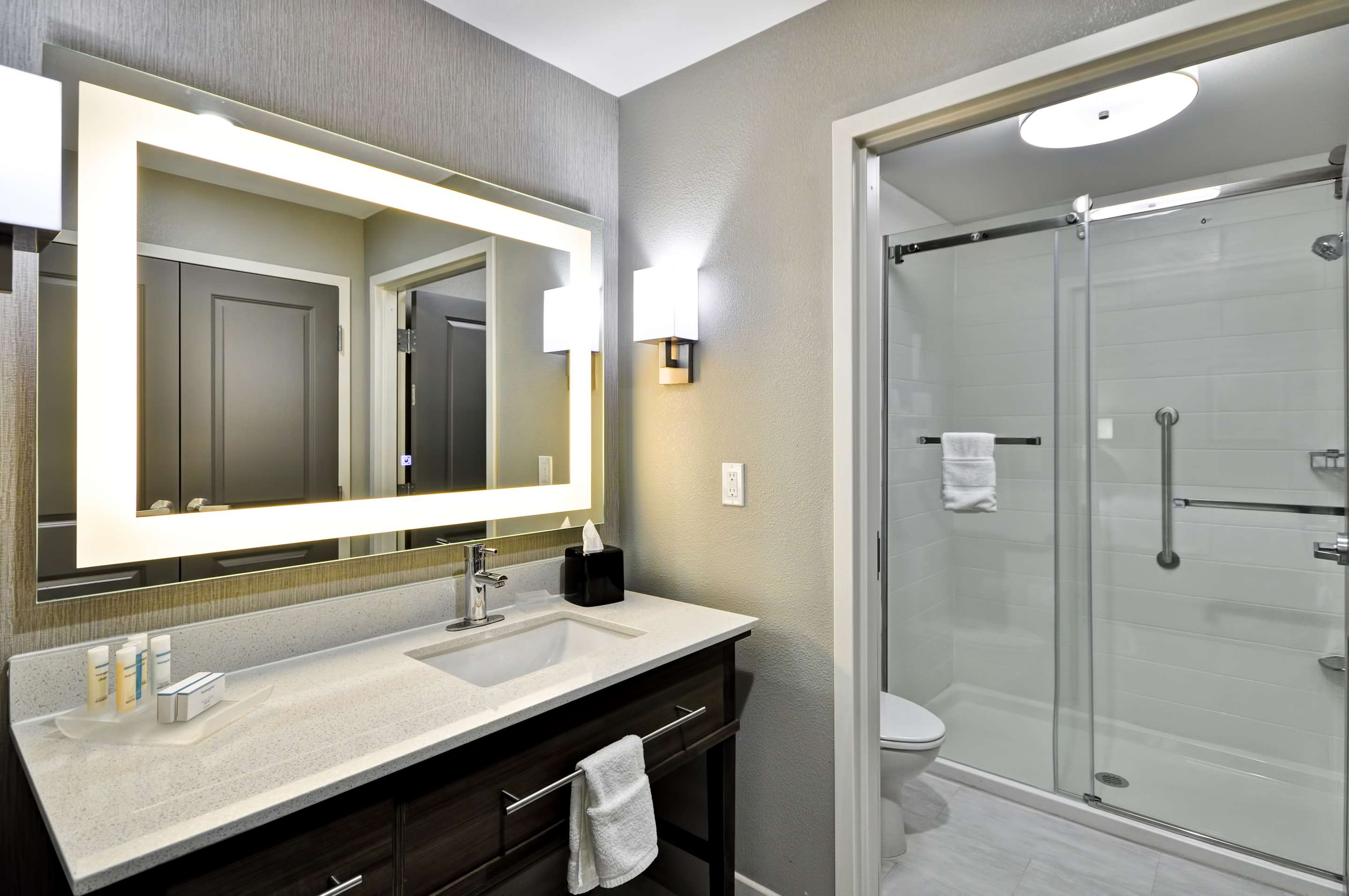 Guest room bath