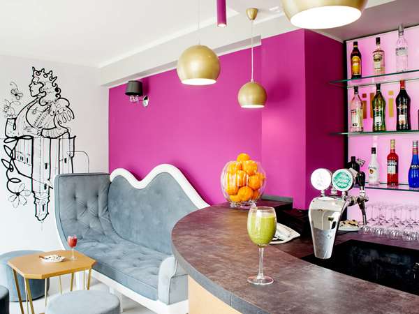 Full Bar,On-Site,Bar/Lounge
