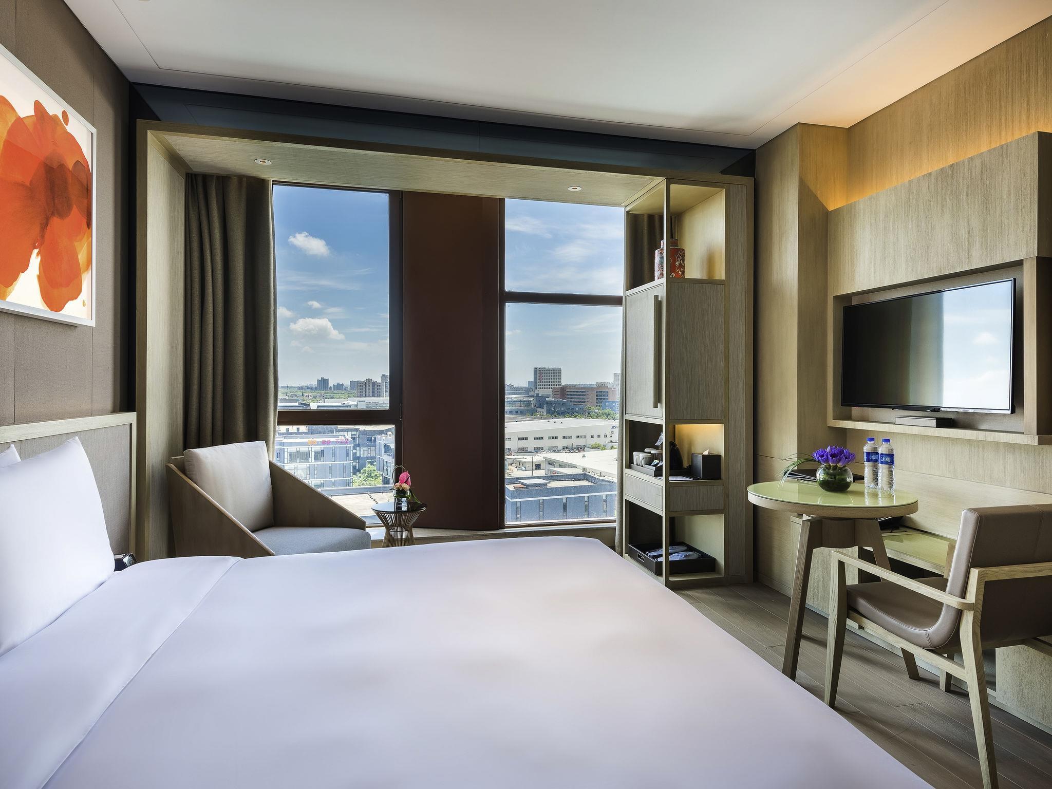 Novotel Shanghai Clover Room Type - Deluxe Room with 1 King Size Bed