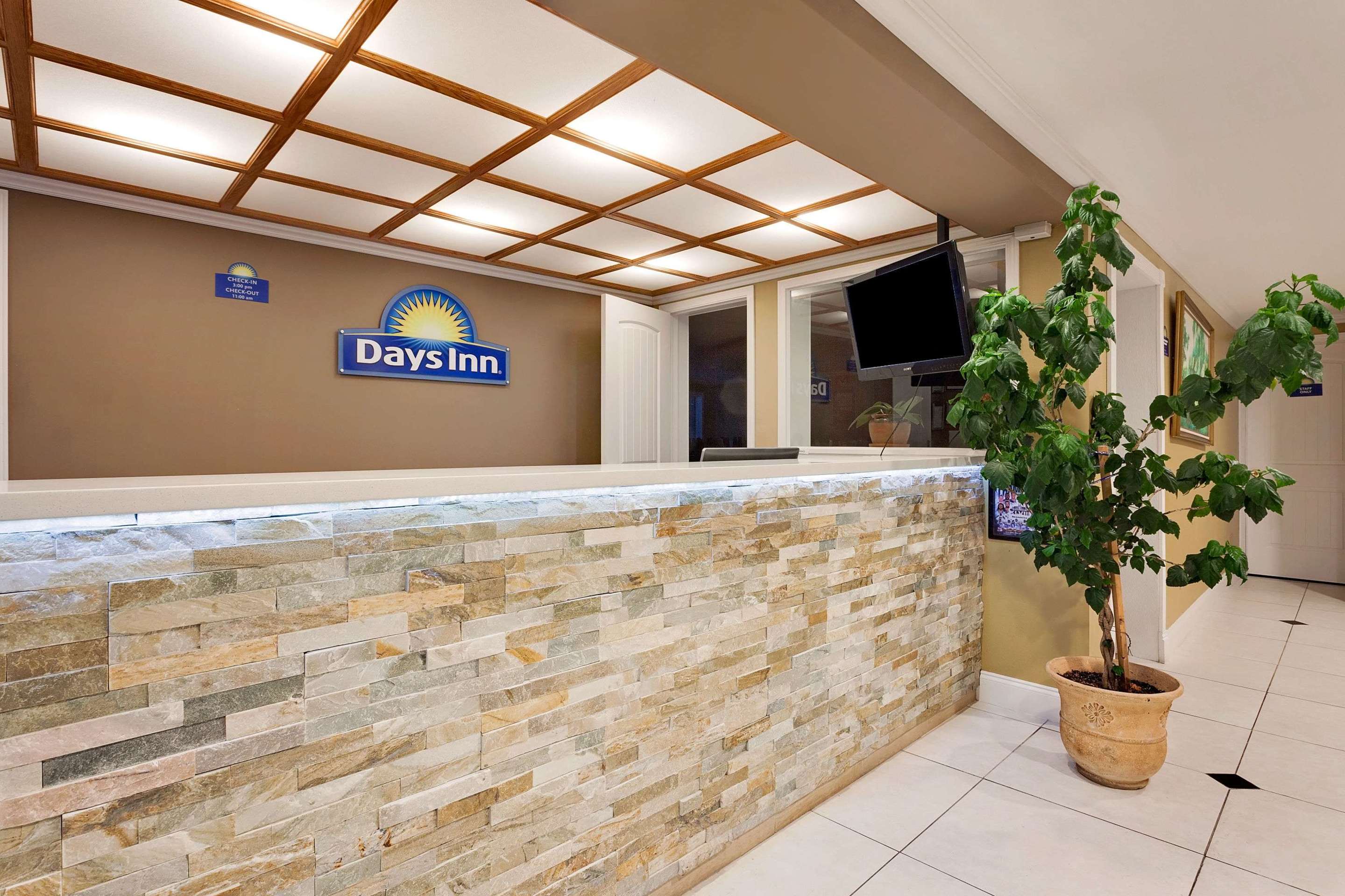 Lobby | Days Inn by Wyndham Lakewood South Tacoma