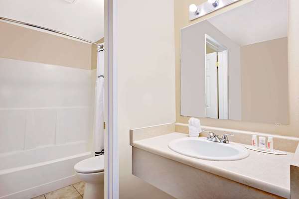  - Days Inn South Lakewood - I-5, Exit 127