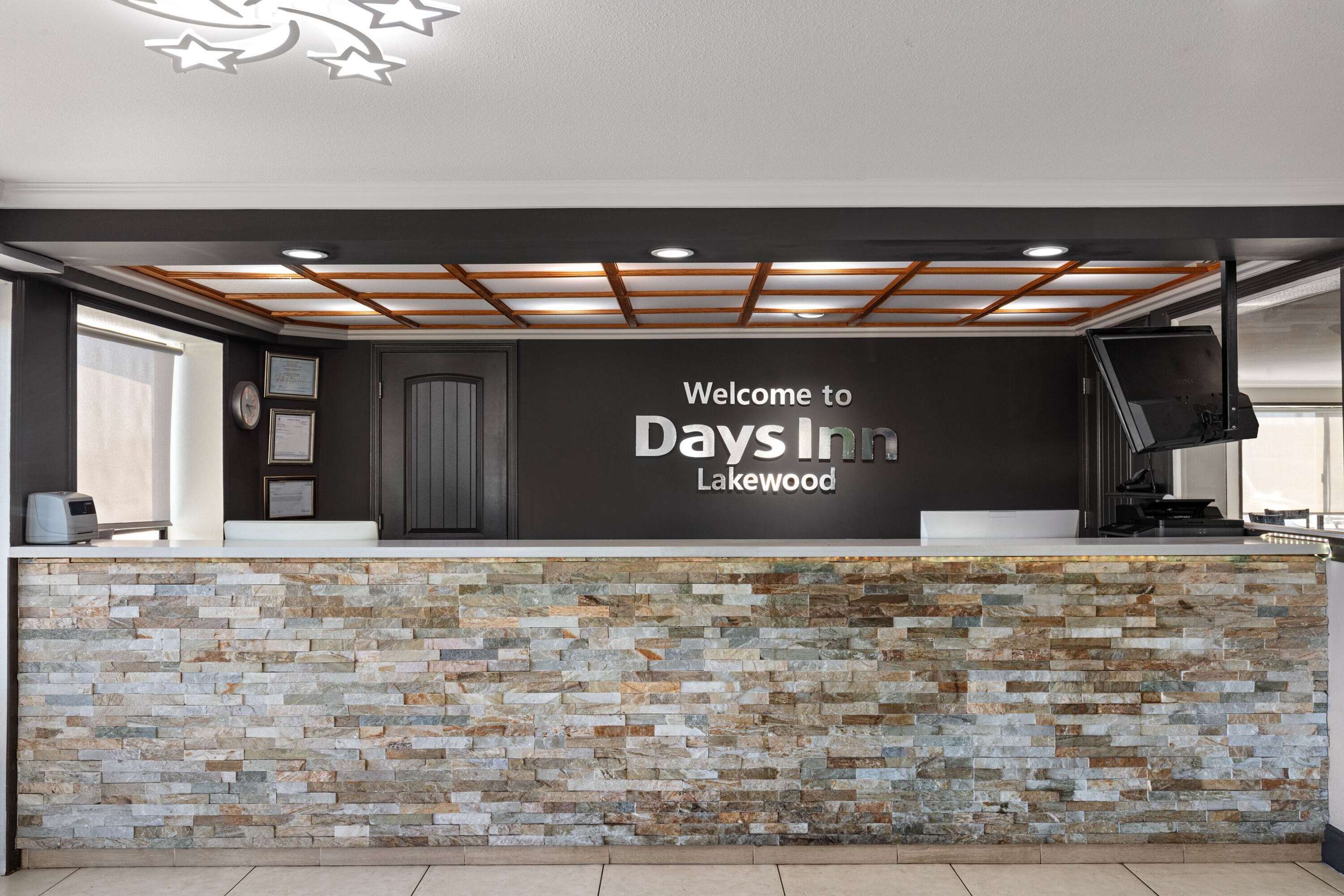 Reception | Days Inn by Wyndham Lakewood South Tacoma
