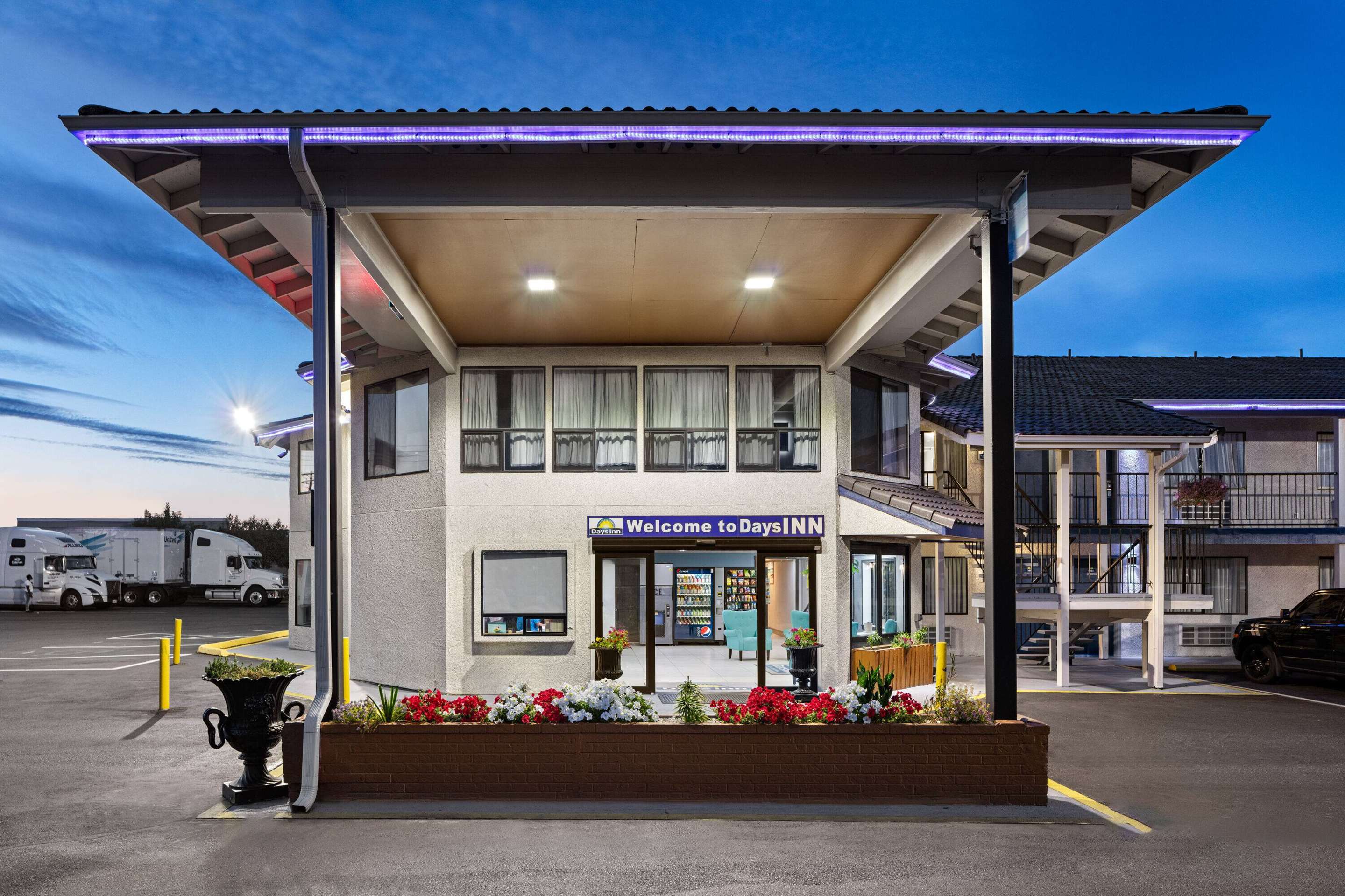Exterior | Days Inn by Wyndham Lakewood South Tacoma