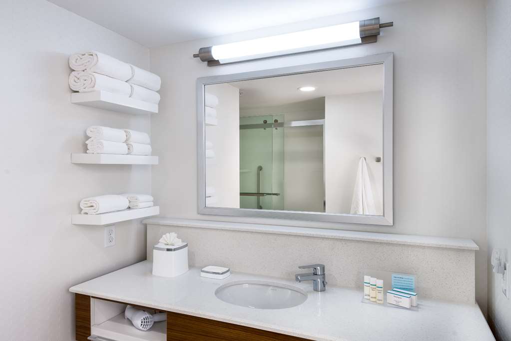 Hampton Inn & Suites by Hilton Clearwater Beach Room Type - 2 QNS BCH VW ACC W TUB NS