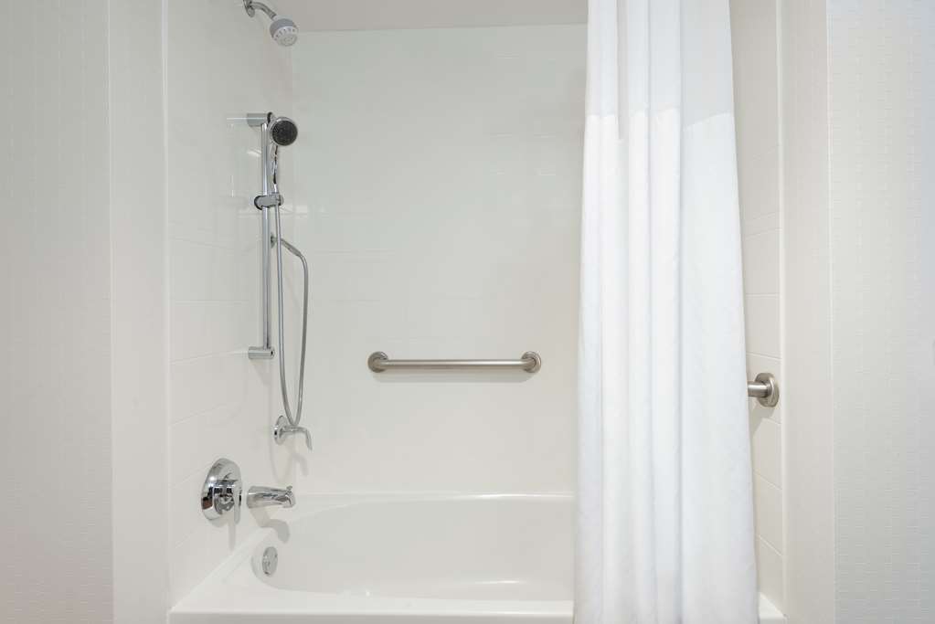 Hampton Inn & Suites by Hilton Clearwater Beach Room Type - 2 Q CITY BALCONY HR ACC NS