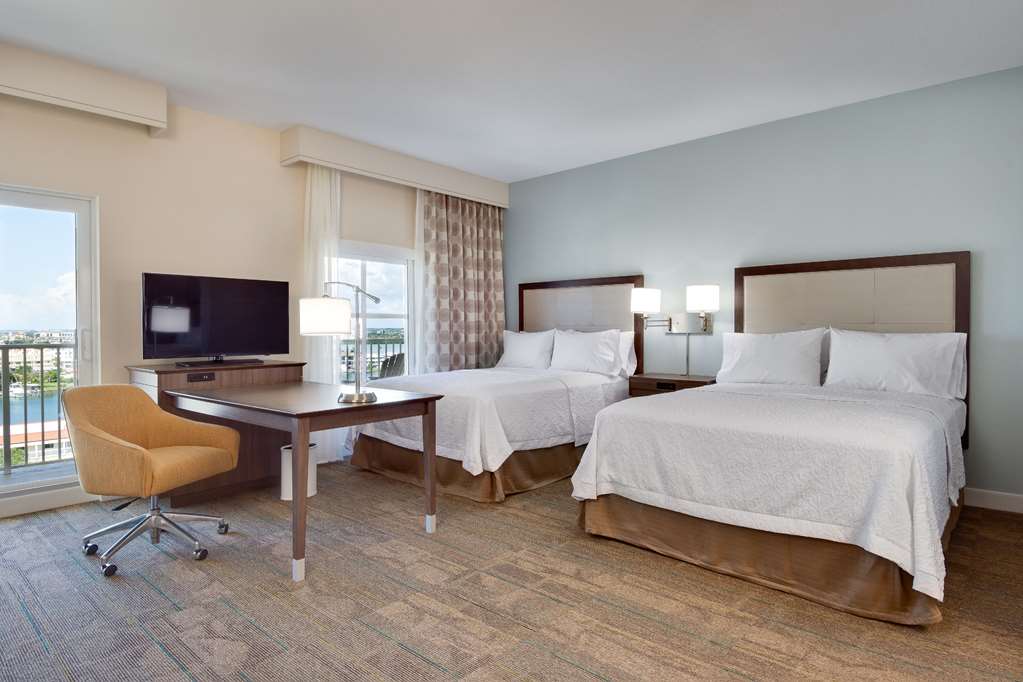 Hampton Inn & Suites by Hilton Clearwater Beach Room Type - 2Q BLCNY CTY HR ACC STU NS