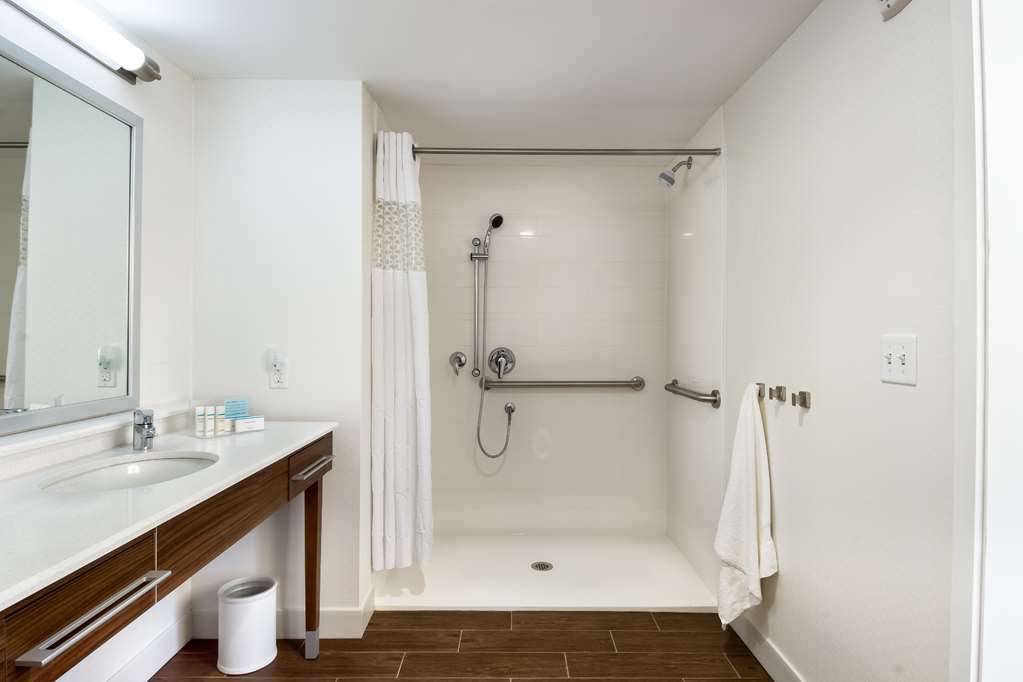 Hampton Inn & Suites by Hilton Clearwater Beach Room Type - 2Q CTY BLCNY ACC RI SHR NS