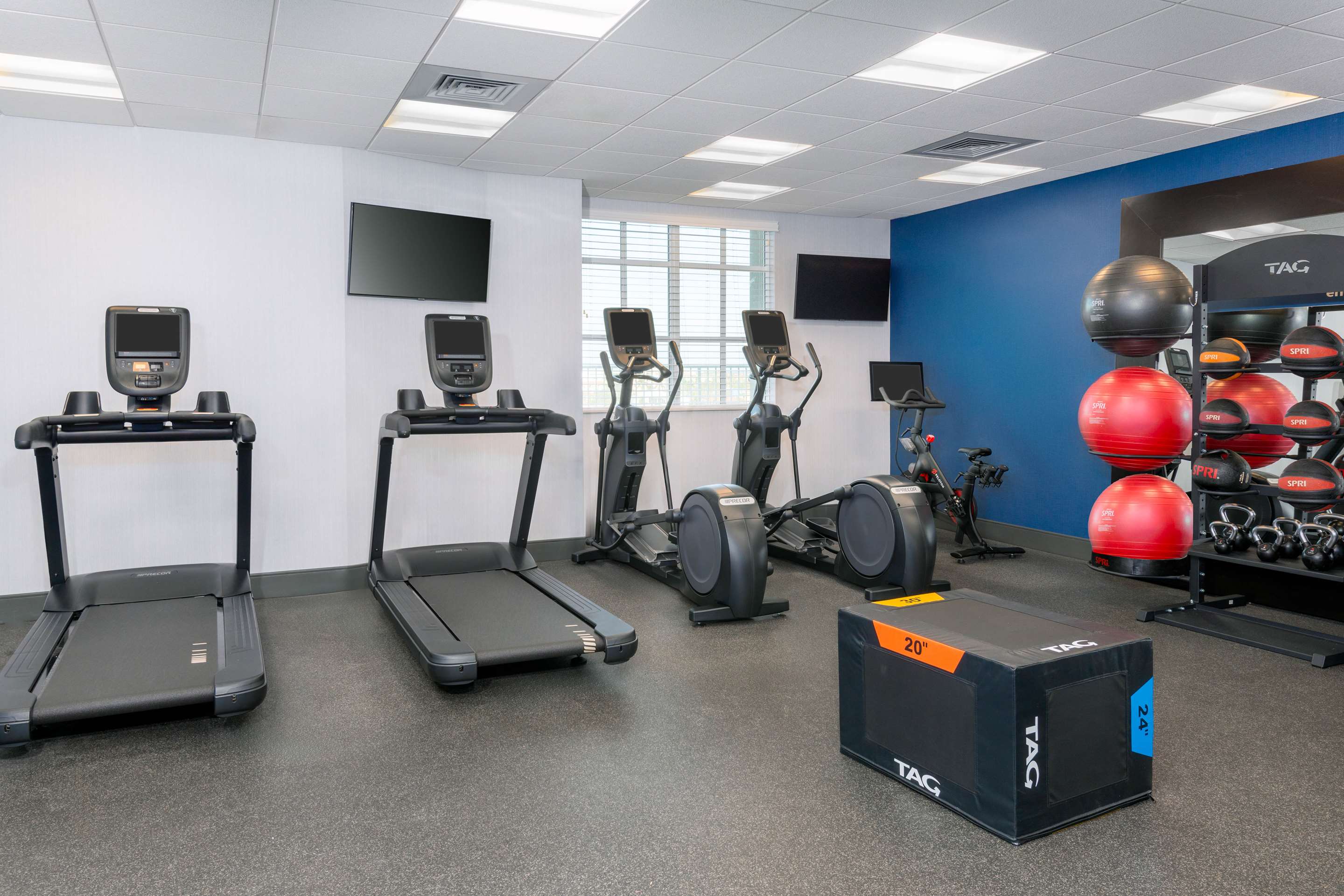 Health club fitness center gym | Hampton Inn & Suites Clearwater Beach