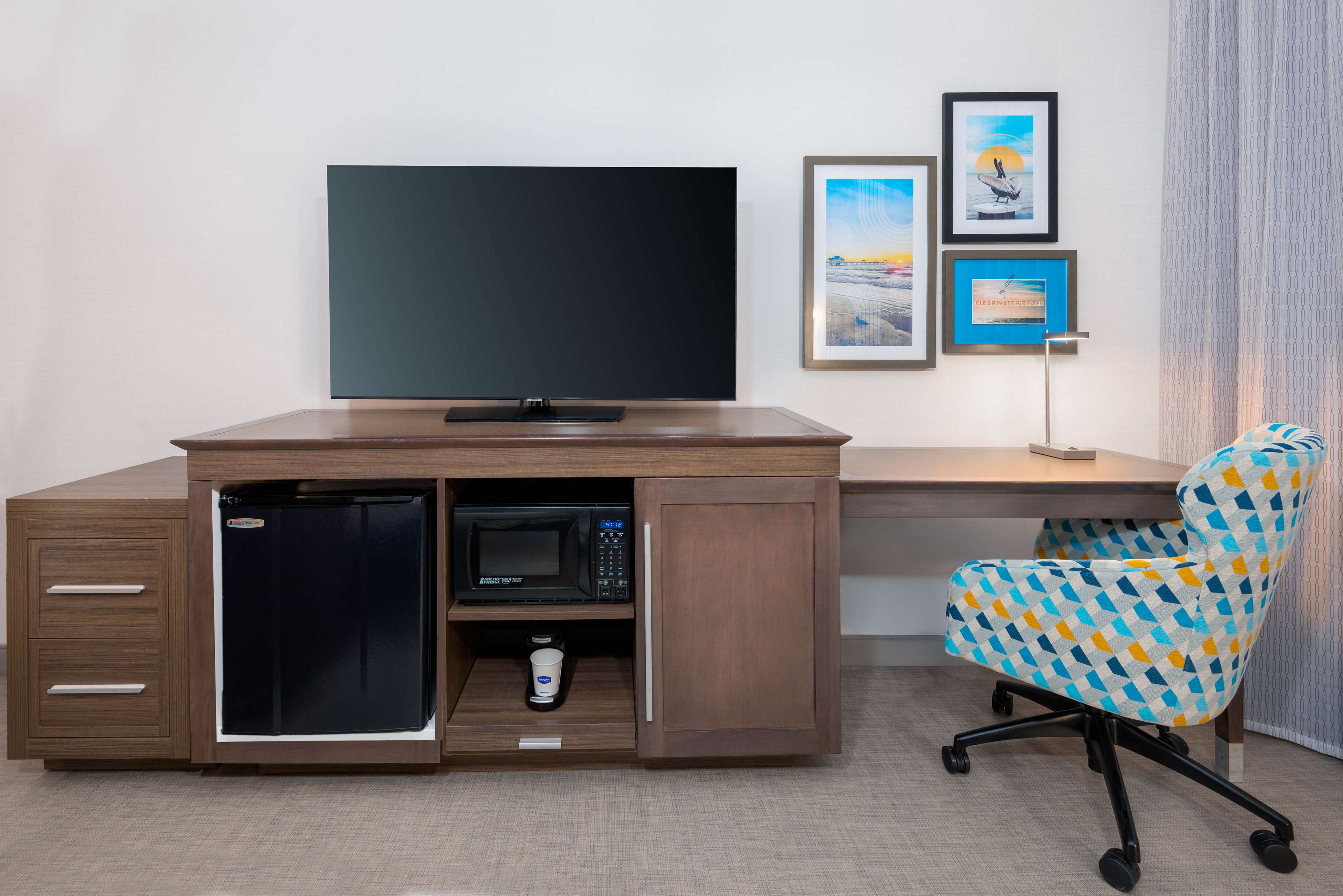 Hampton Inn & Suites by Hilton Clearwater Beach Room Type - 1 KING CTY VW MIC FRIDG NS