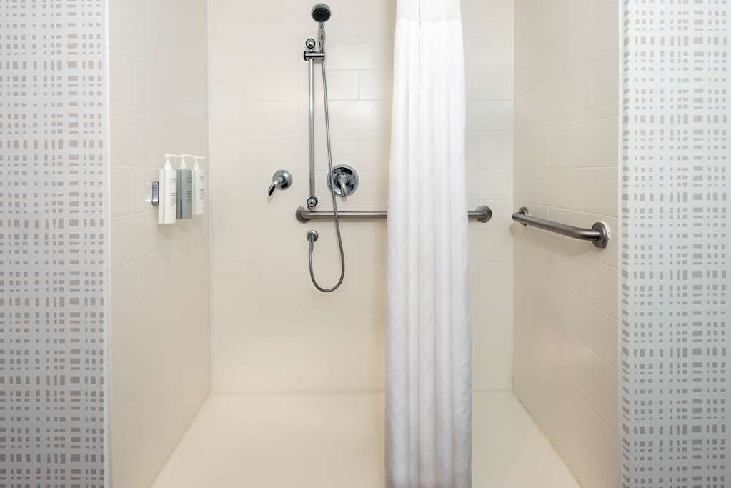 Hampton Inn & Suites by Hilton Clearwater Beach - Tap to explore photos