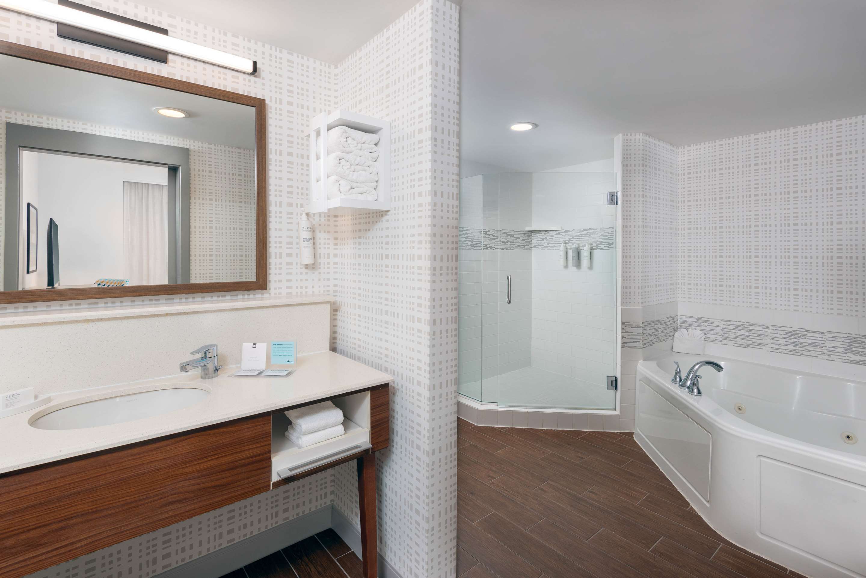 Guest room bath