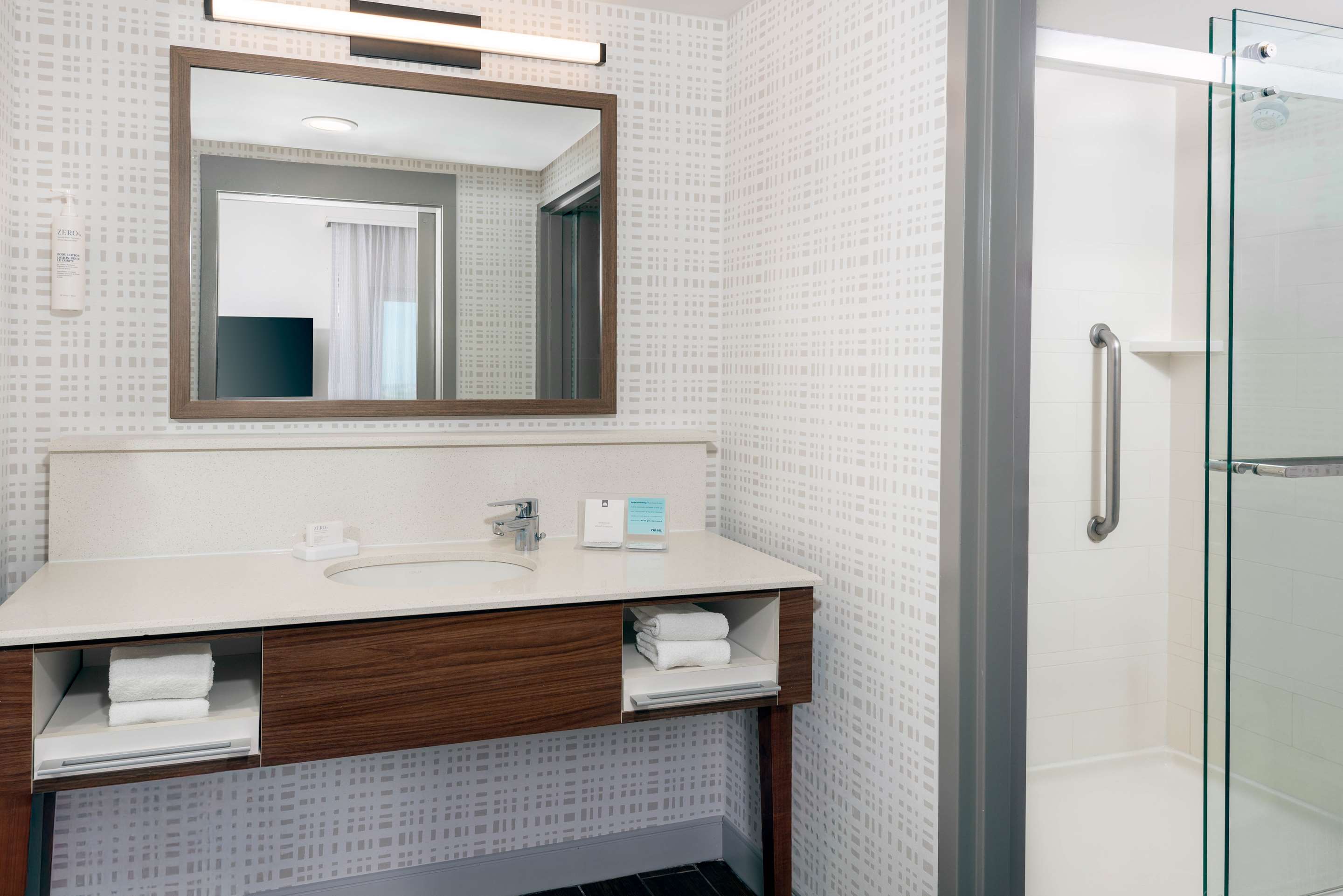 Guest room bath
