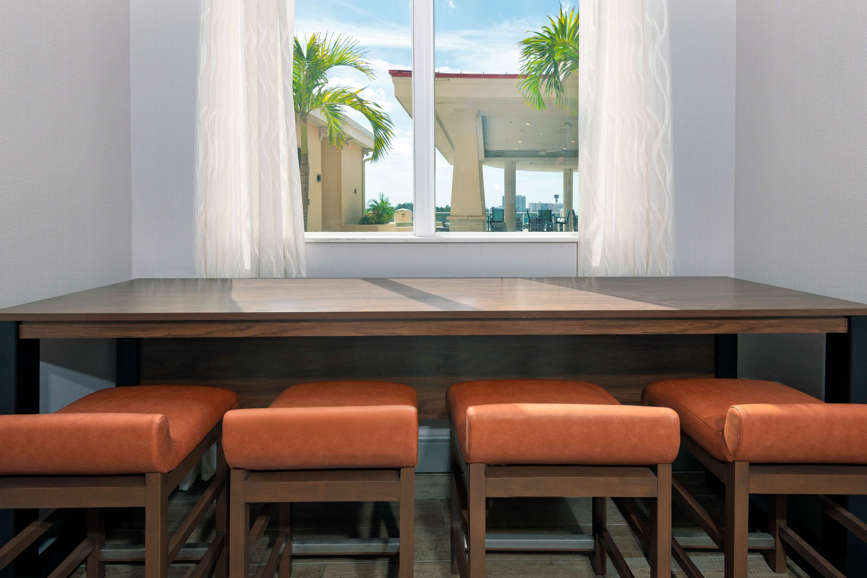 Lobby | Hampton Inn & Suites Clearwater Beach