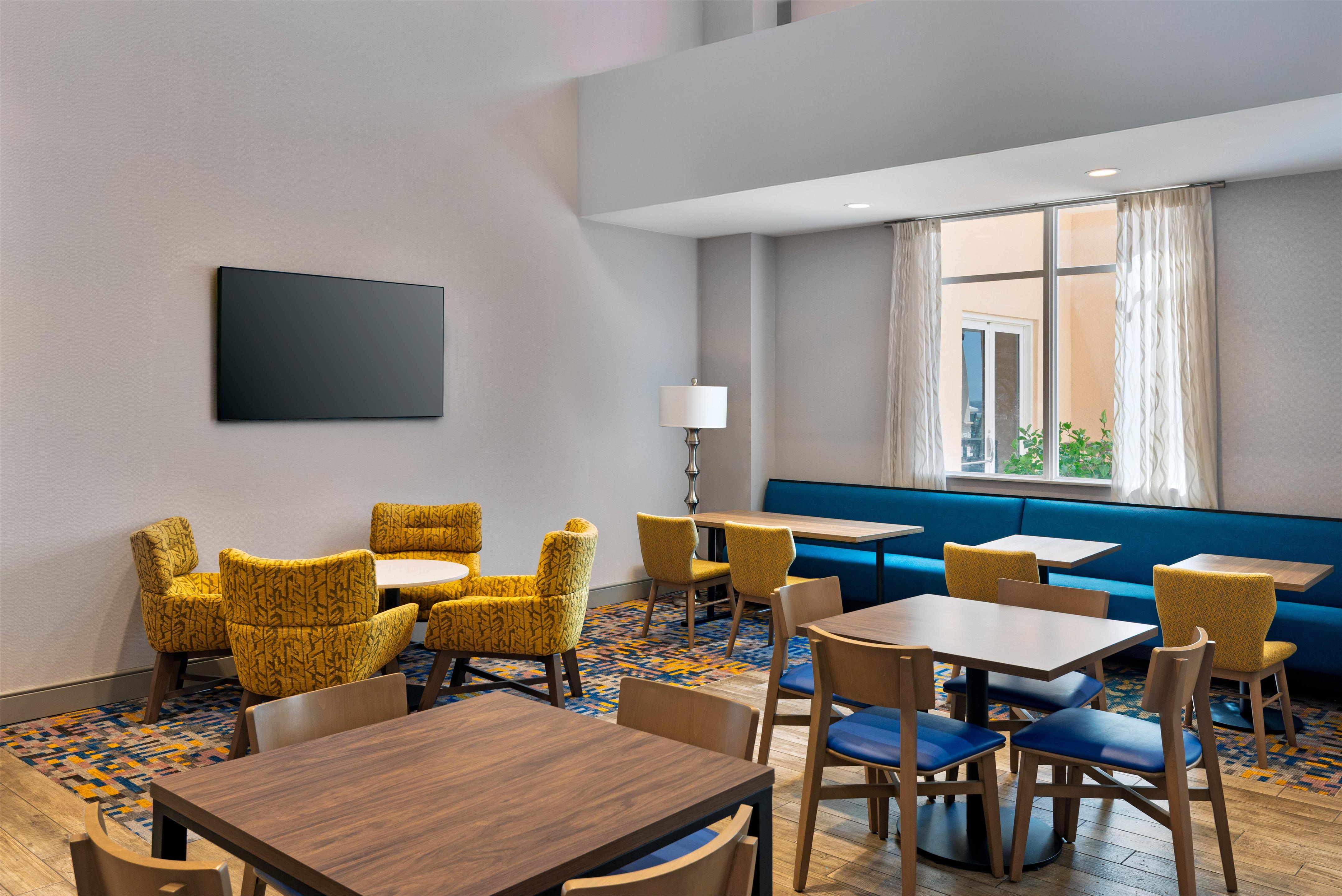 Lobby | Hampton Inn & Suites Clearwater Beach