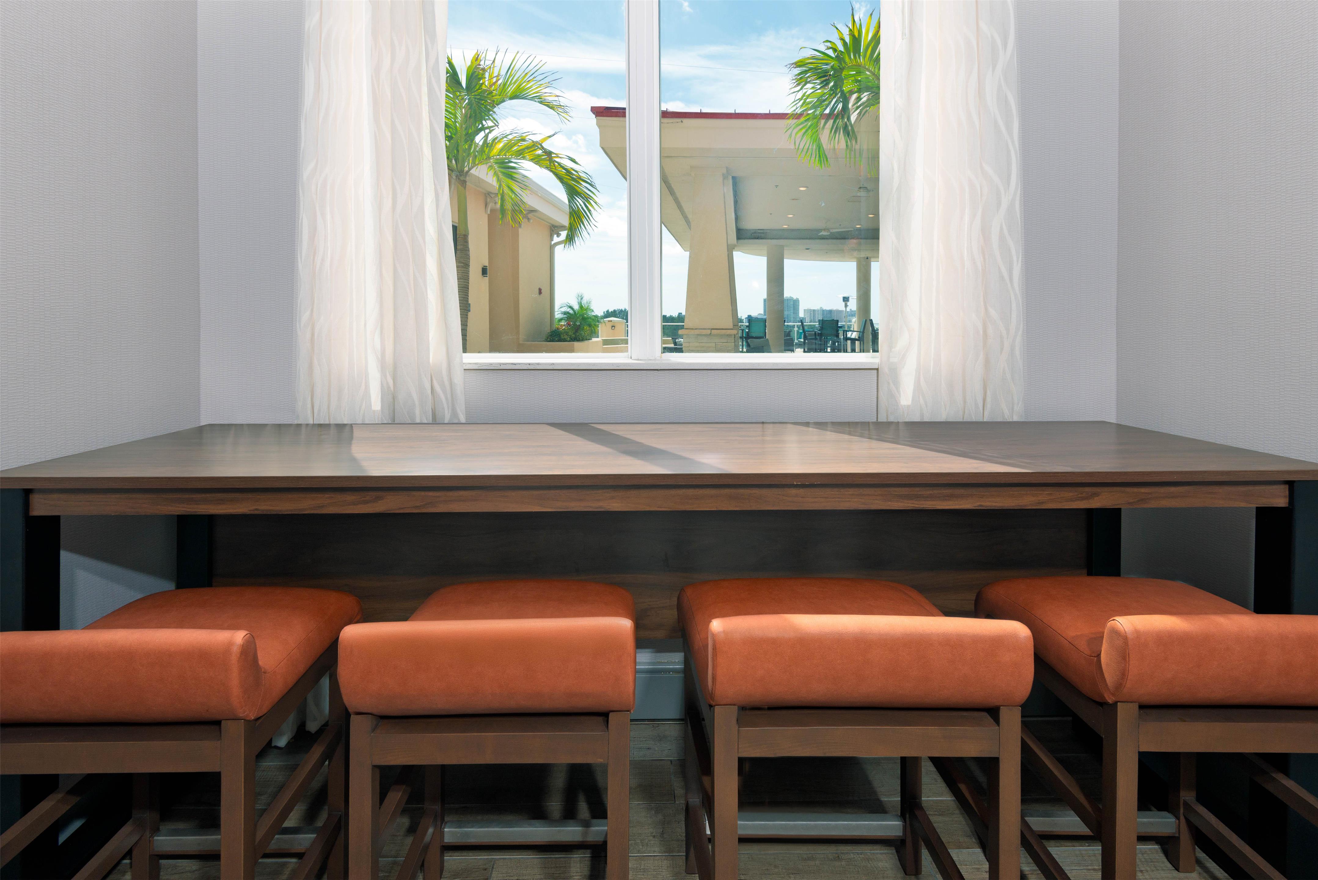Lobby | Hampton Inn & Suites Clearwater Beach