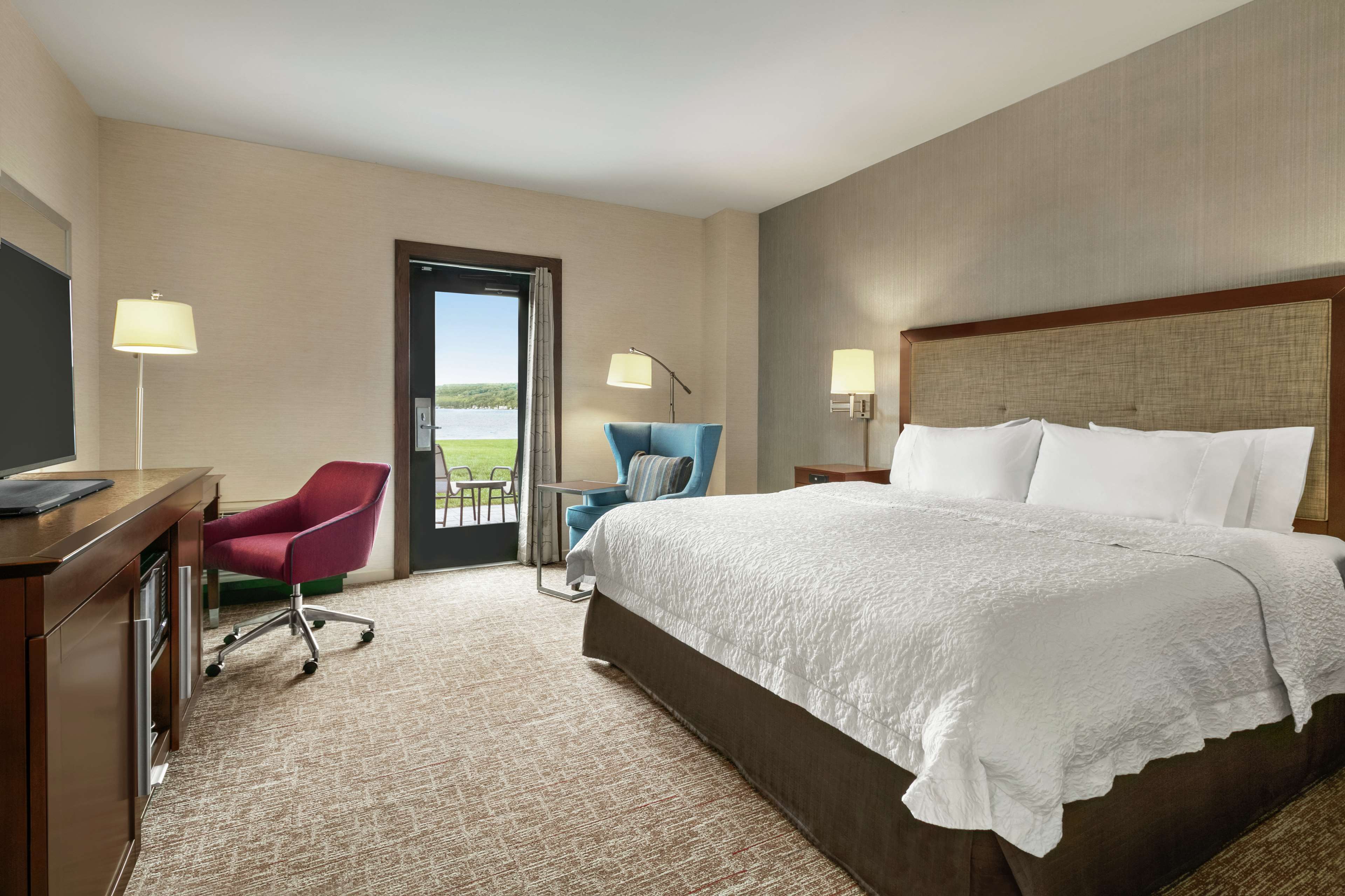 Hampton Inn by Hilton Penn Yan Room Type - 1 KING LAKE VW W PATIO NS