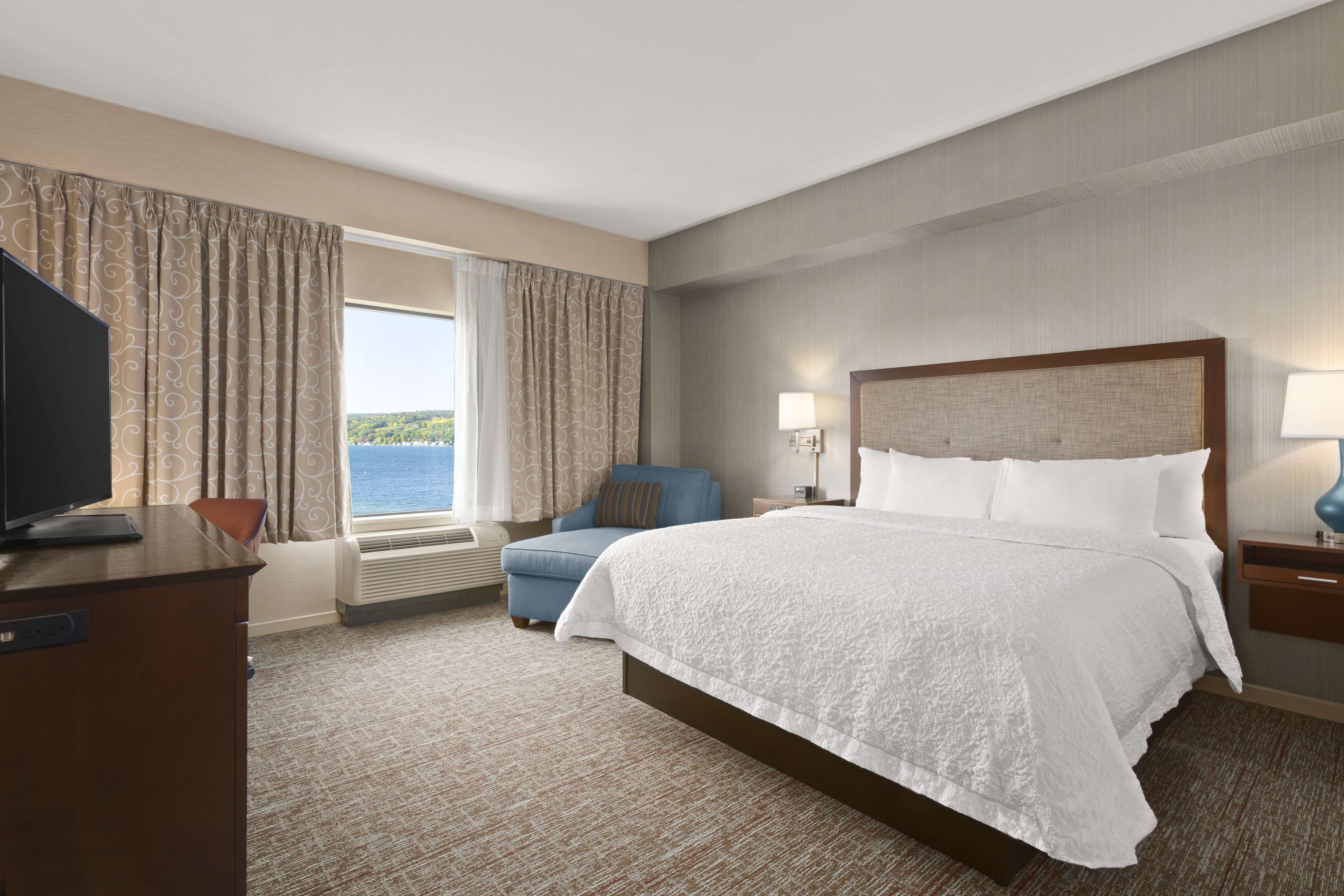 Hampton Inn by Hilton Penn Yan Room Type - 1 KING LAKE VW NS