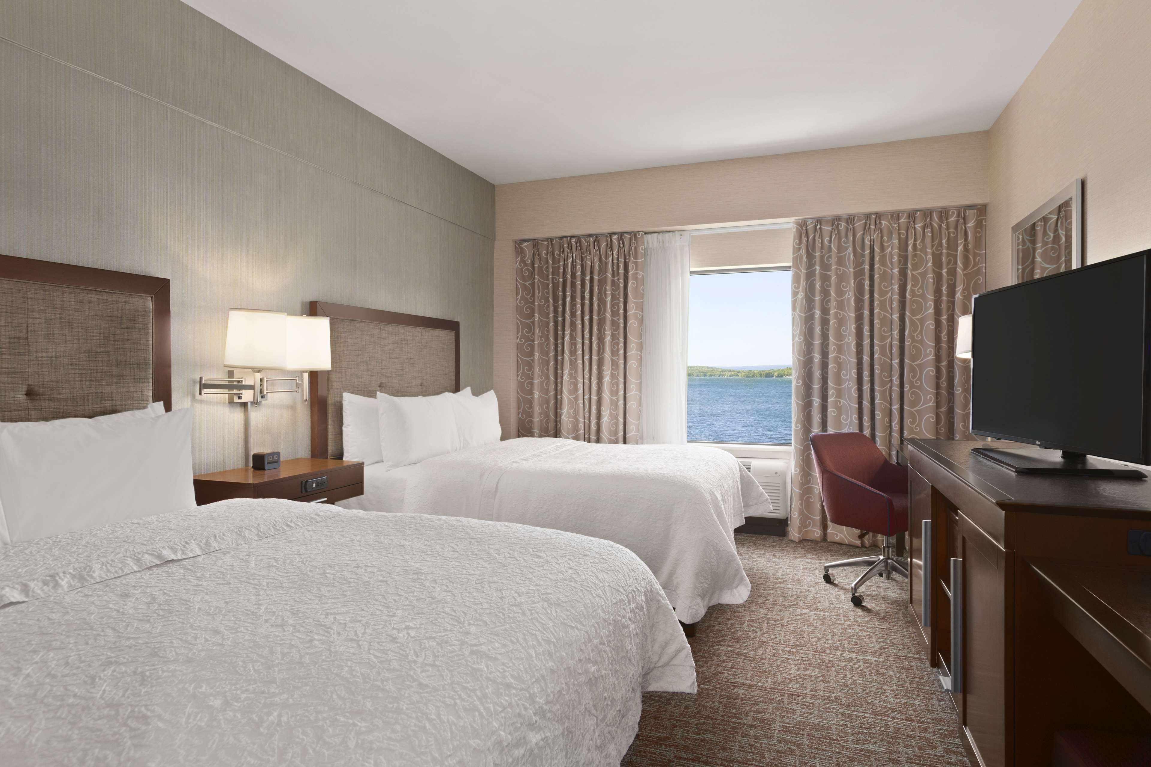 Hampton Inn by Hilton Penn Yan Room Type - 2 QNS LAKE VW NS