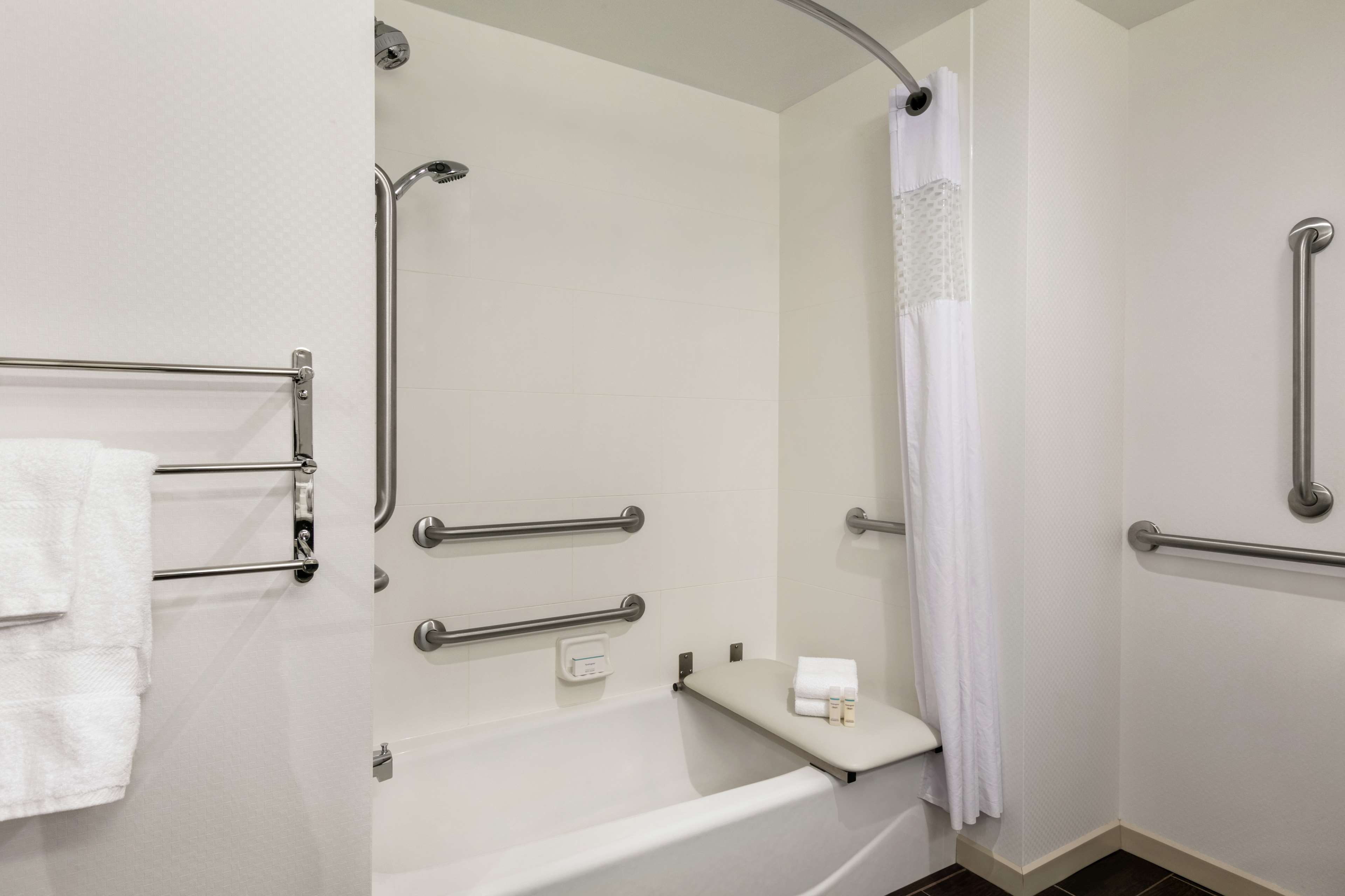 Hampton Inn by Hilton Penn Yan Room Type - 2QN MOB HEARING ACC TUB NS