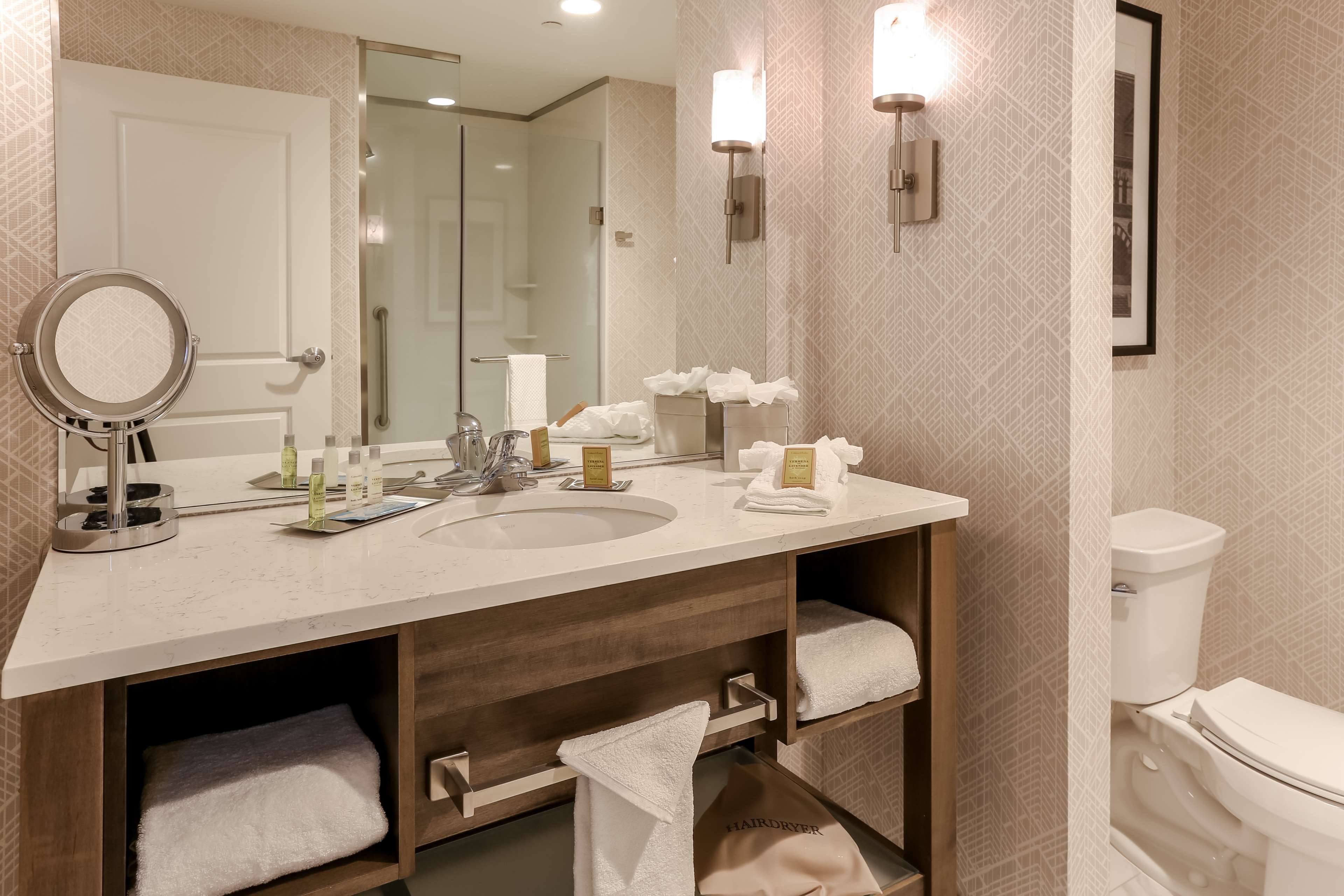 DoubleTree by Hilton Evansville Room Type - 1 KNG BD POOL DECK ACCESS