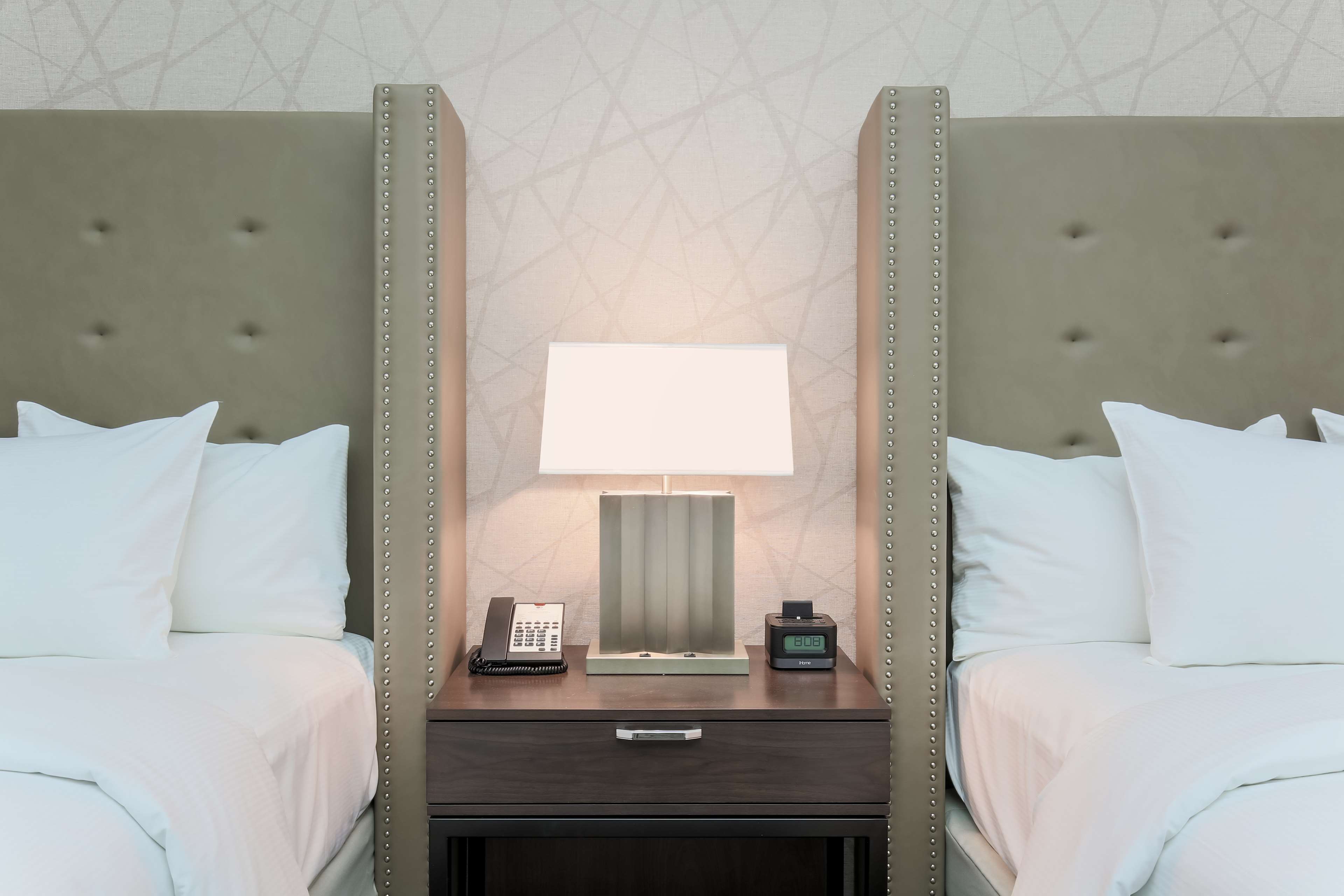 DoubleTree by Hilton Evansville Room Type - 2QNS MOB HEARING ACC W TUB