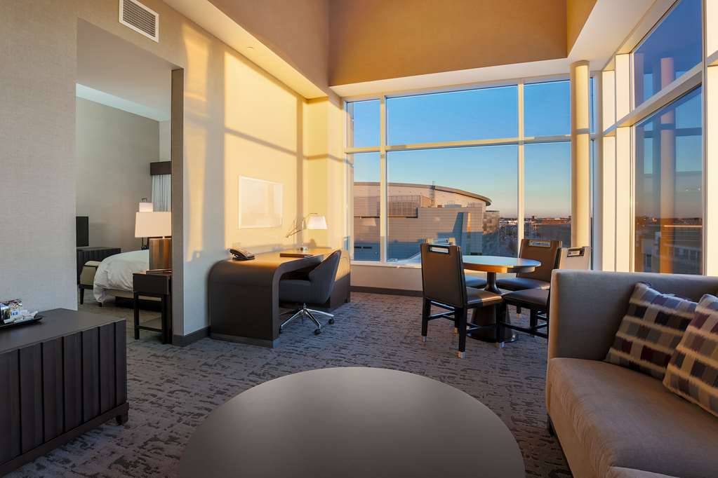 DoubleTree by Hilton Evansville Room Type - 1 KG BDROOM SUITE HEAR ACC