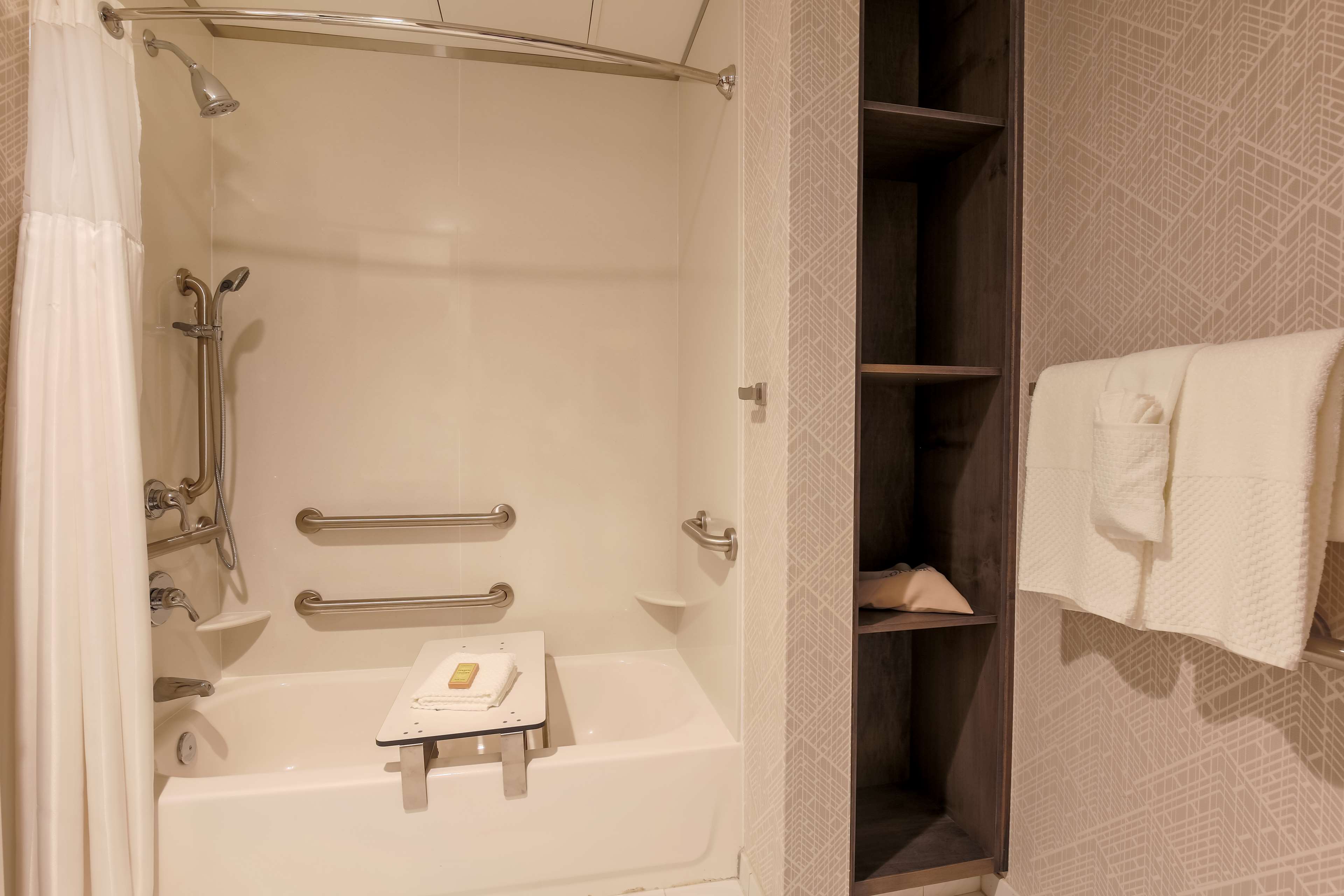 DoubleTree by Hilton Evansville Room Type - 1 KING MOB HEAR ACC W TUB