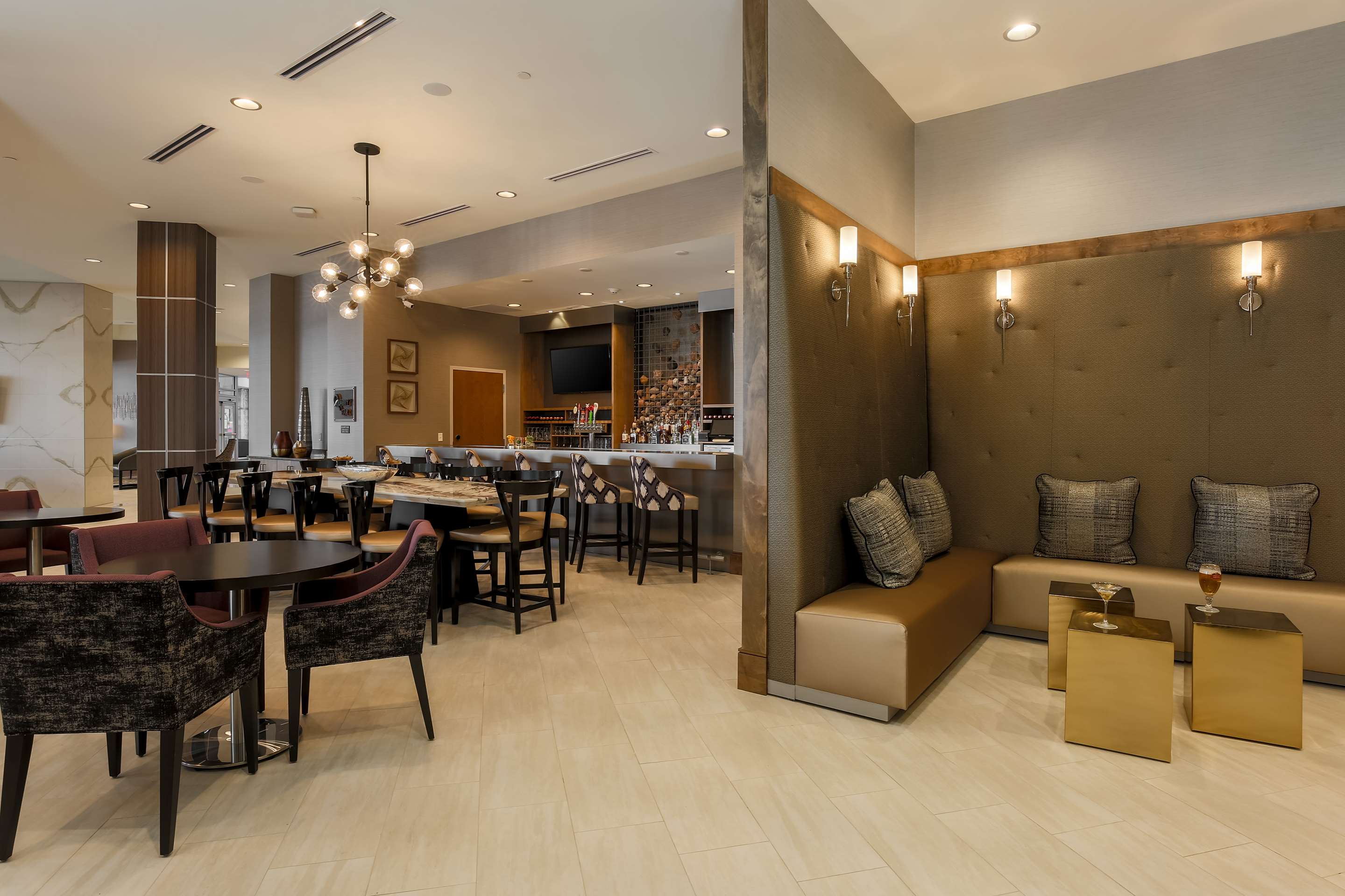 BarLounge | DoubleTree by Hilton Evansville