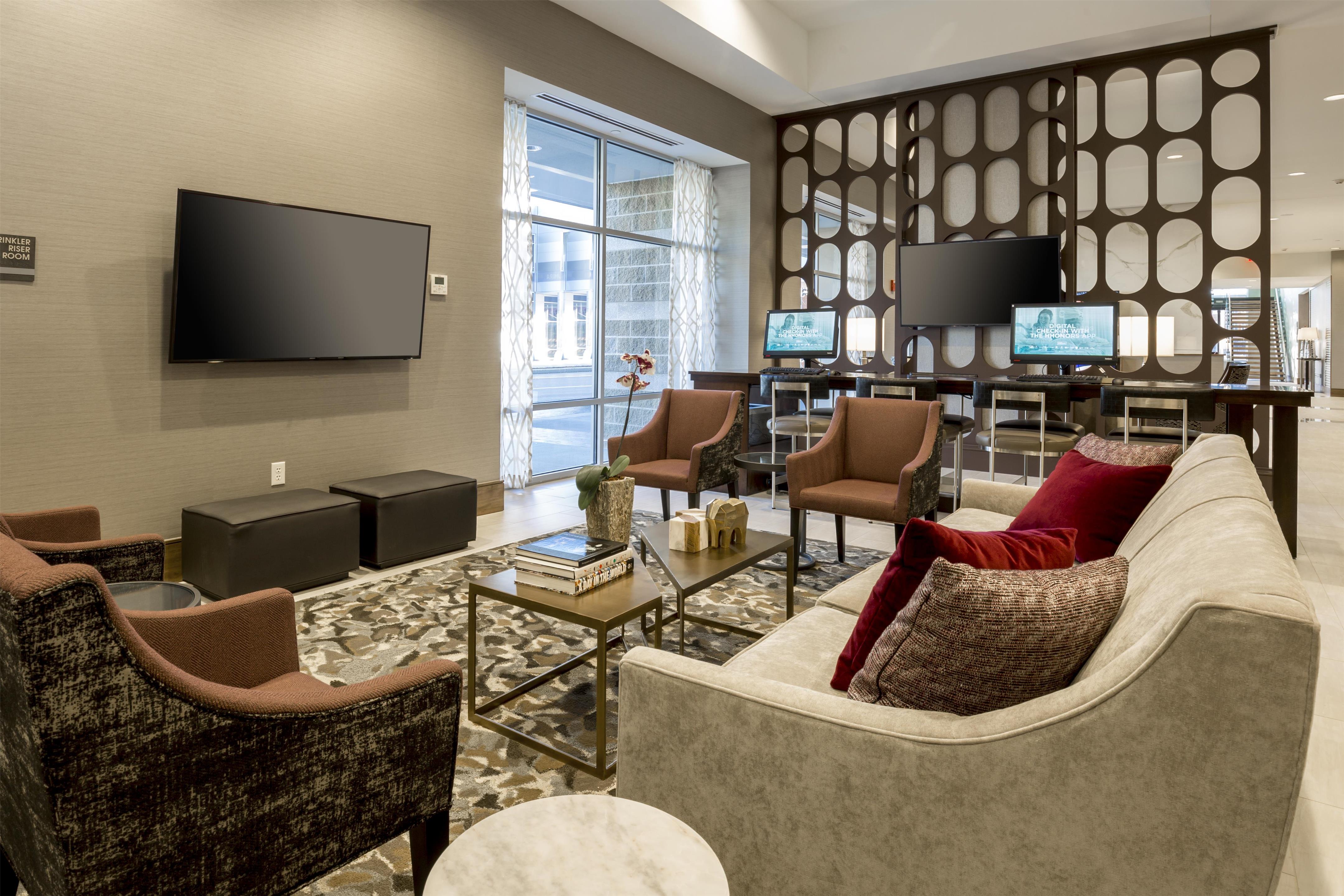 Lobby | DoubleTree by Hilton Evansville