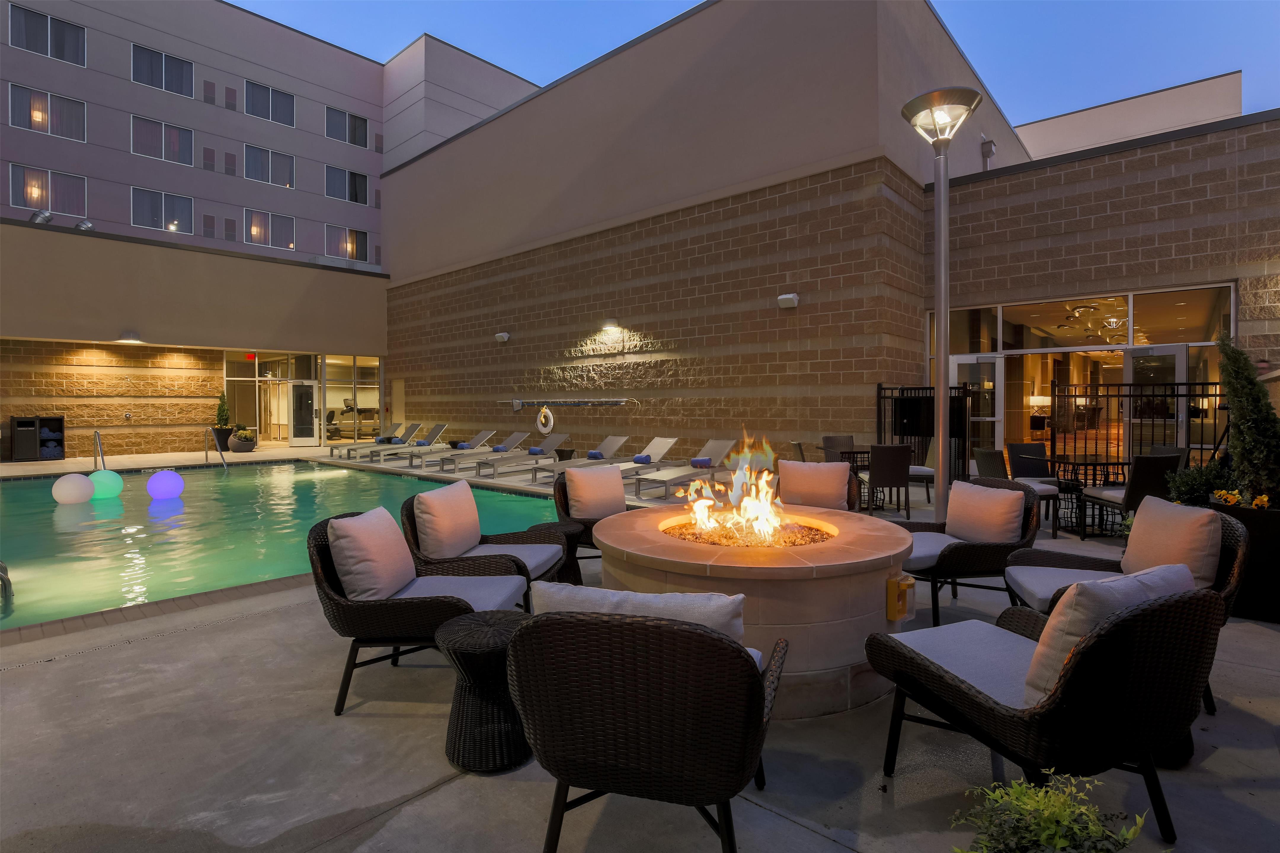 Pool | DoubleTree by Hilton Evansville