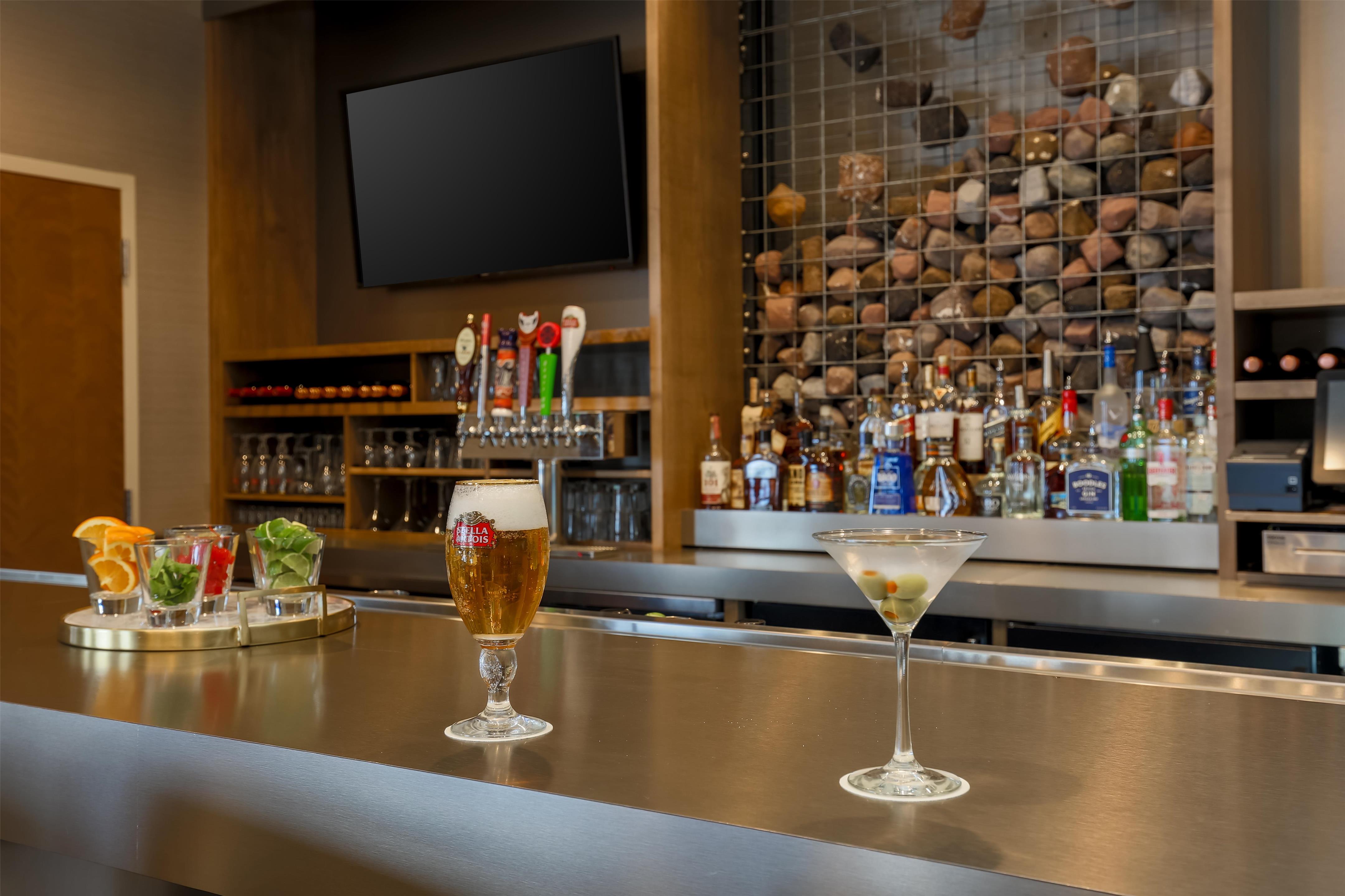 BarLounge | DoubleTree by Hilton Evansville