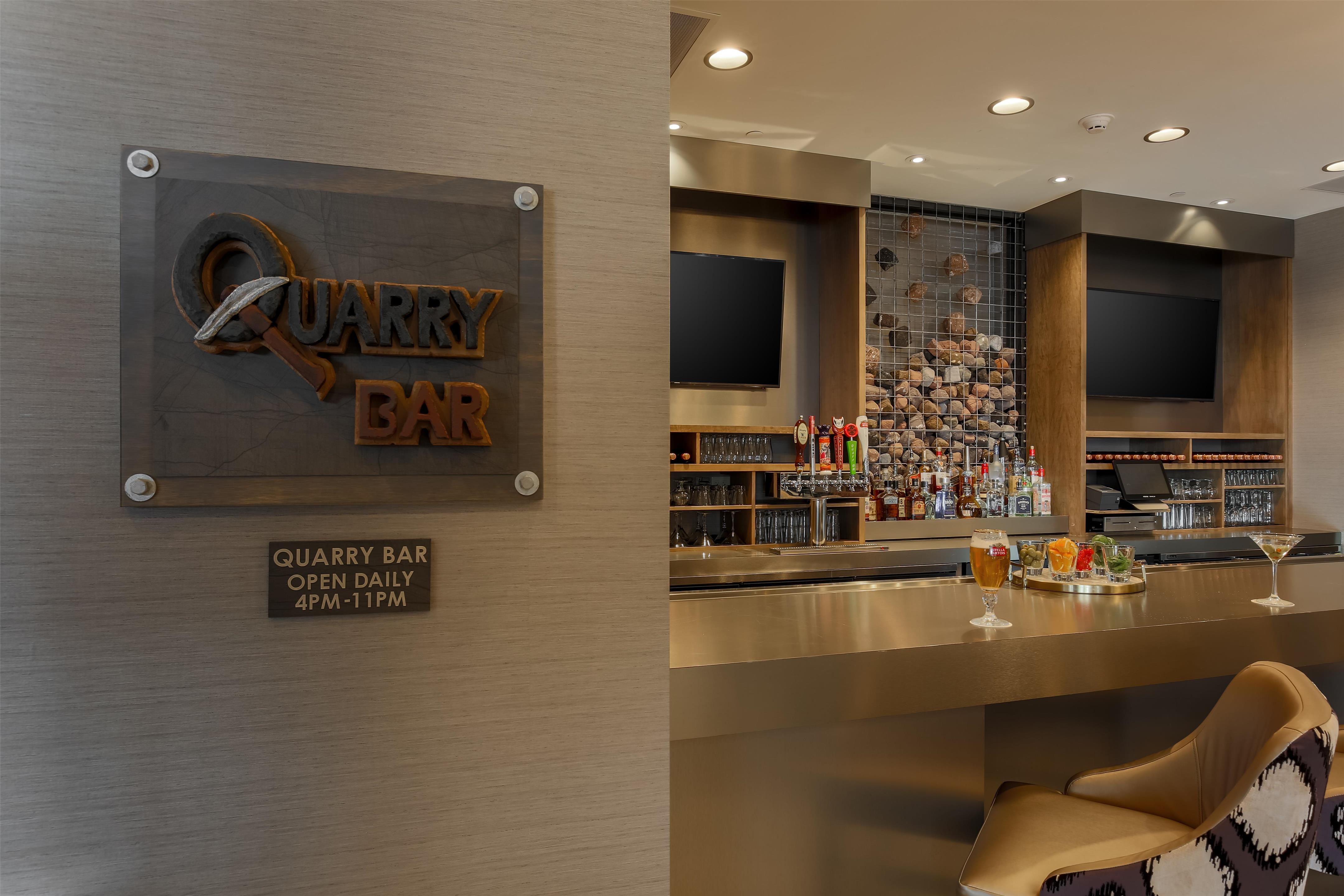 BarLounge | DoubleTree by Hilton Evansville