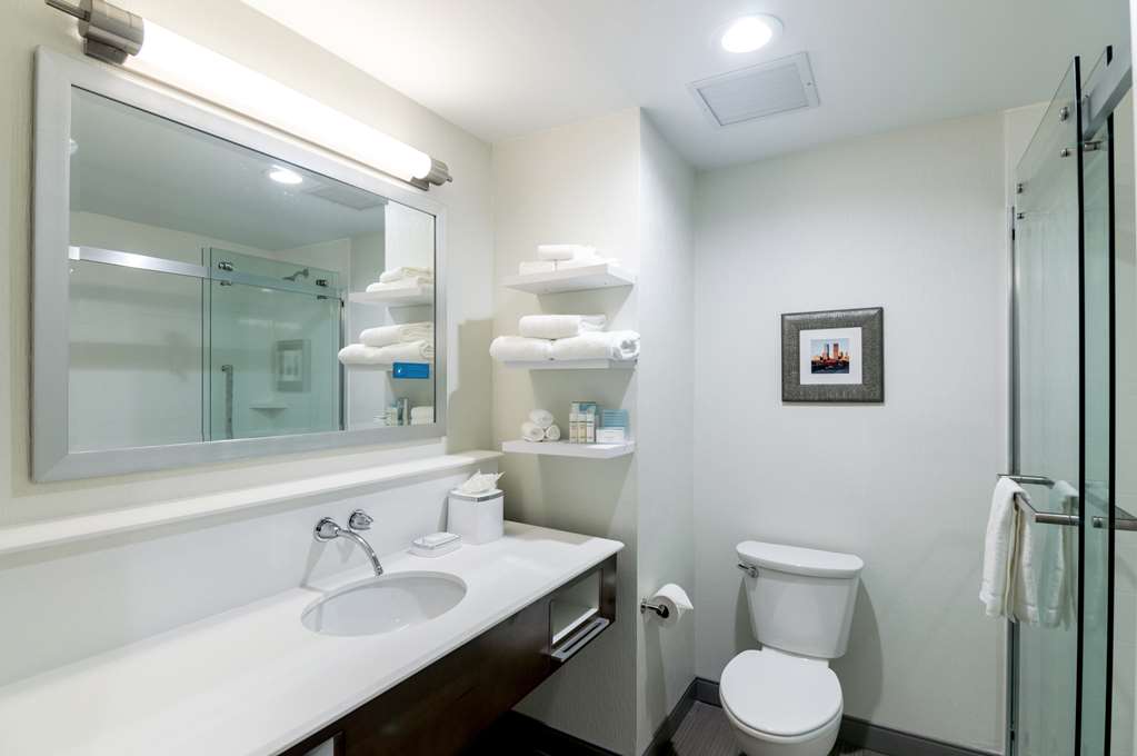 Hampton Inn by Hilton Oklahoma City Northeast Room Type - 1 KING MICROWV FRIDGE NS